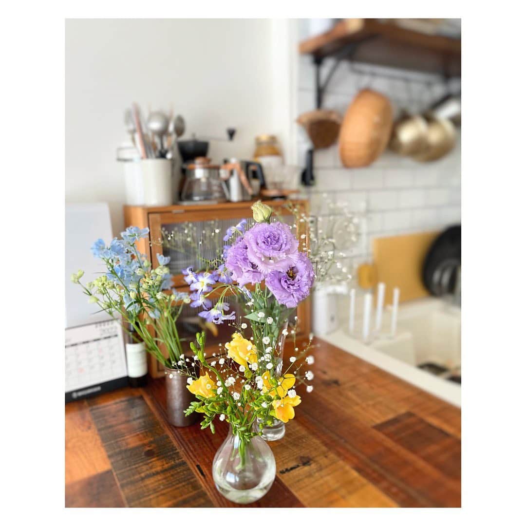 笹峯愛のインスタグラム：「旦那が持ち帰った花束を ３つの花瓶に分けて飾る。  #センス 無いので #とりあえず #色 で分ける  #クランクアップ #ありがとうございます  #花のある暮らし #花束 #嬉しい」