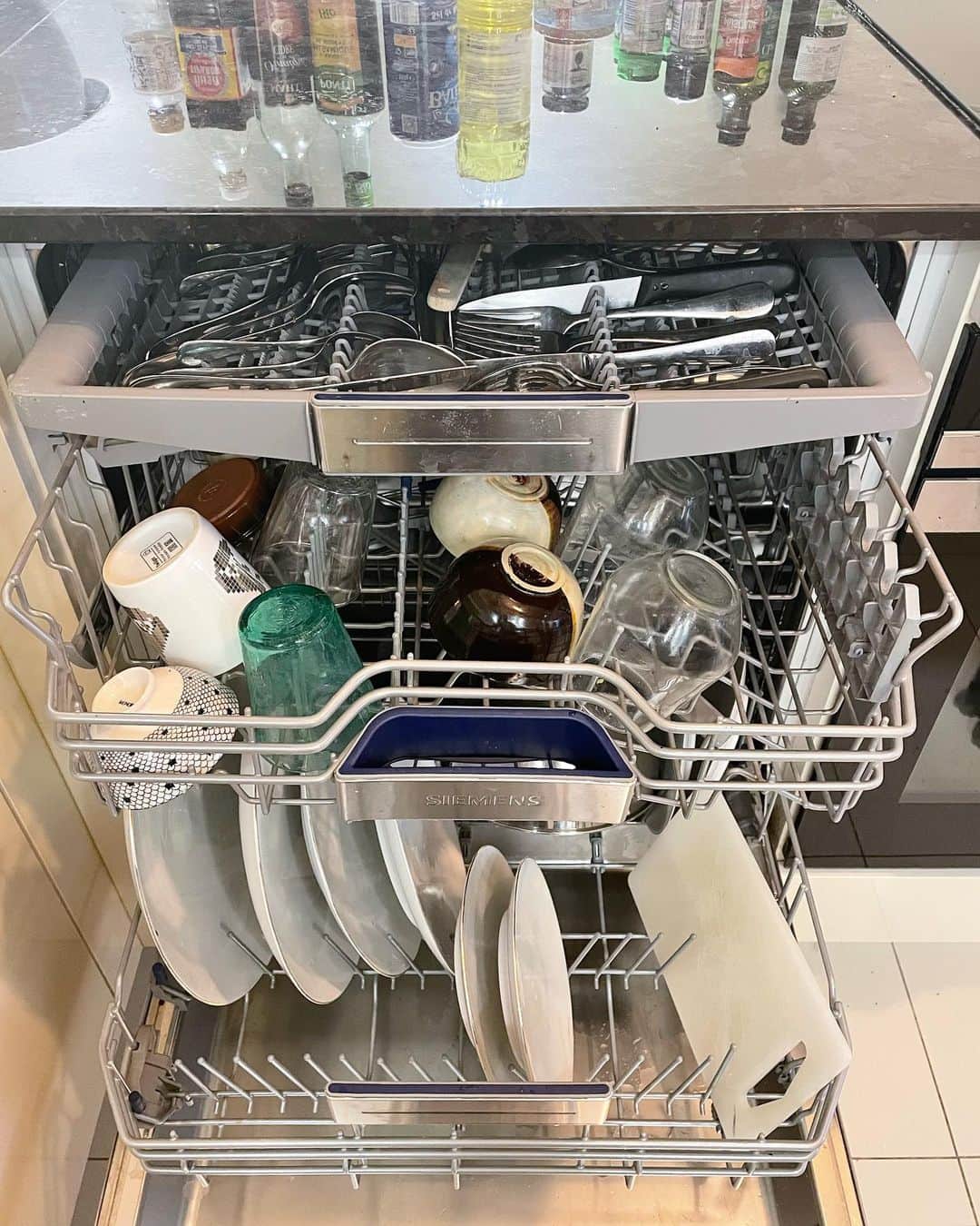 猫沢エミさんのインスタグラム写真 - (猫沢エミInstagram)「便利さとは一度手に入れてしまうと手放せなくなる危険な輩……(*✧×✧*)  私のこれまでの人生に，食洗機はありませんでした。アリソンのこの家にはある。そして、来週引越し予定の新居にも。  とうとう始まってしまった。私の手洗い時代を一新する自動食洗機時代が。  タブレットの洗剤をどこに入れるのかわからなくてあたふたしていたら、彼が  「もしかして……使ったことないの？」  「ええ、一度たりとも」  私を見る彼の哀れみに満ちた眼差し。そう、それはまるで電気のない国から来た子を見るような目だった。  悪魔の機械に手を染めましたゆえ、もう食後が楽で楽で😭  とはいえ、日本女子なので、ちょっとたまったらついつい洗ってしまうクセは抜けない。うちにきた時のゆみこちゃんも同じだったので、ちょっと笑ってしまった。　  #猫沢エミのインターナショナル五十路ライフシフト  #猫パリ　#猫沢エミリーパリへ行く」2月26日 19時51分 - necozawaemi