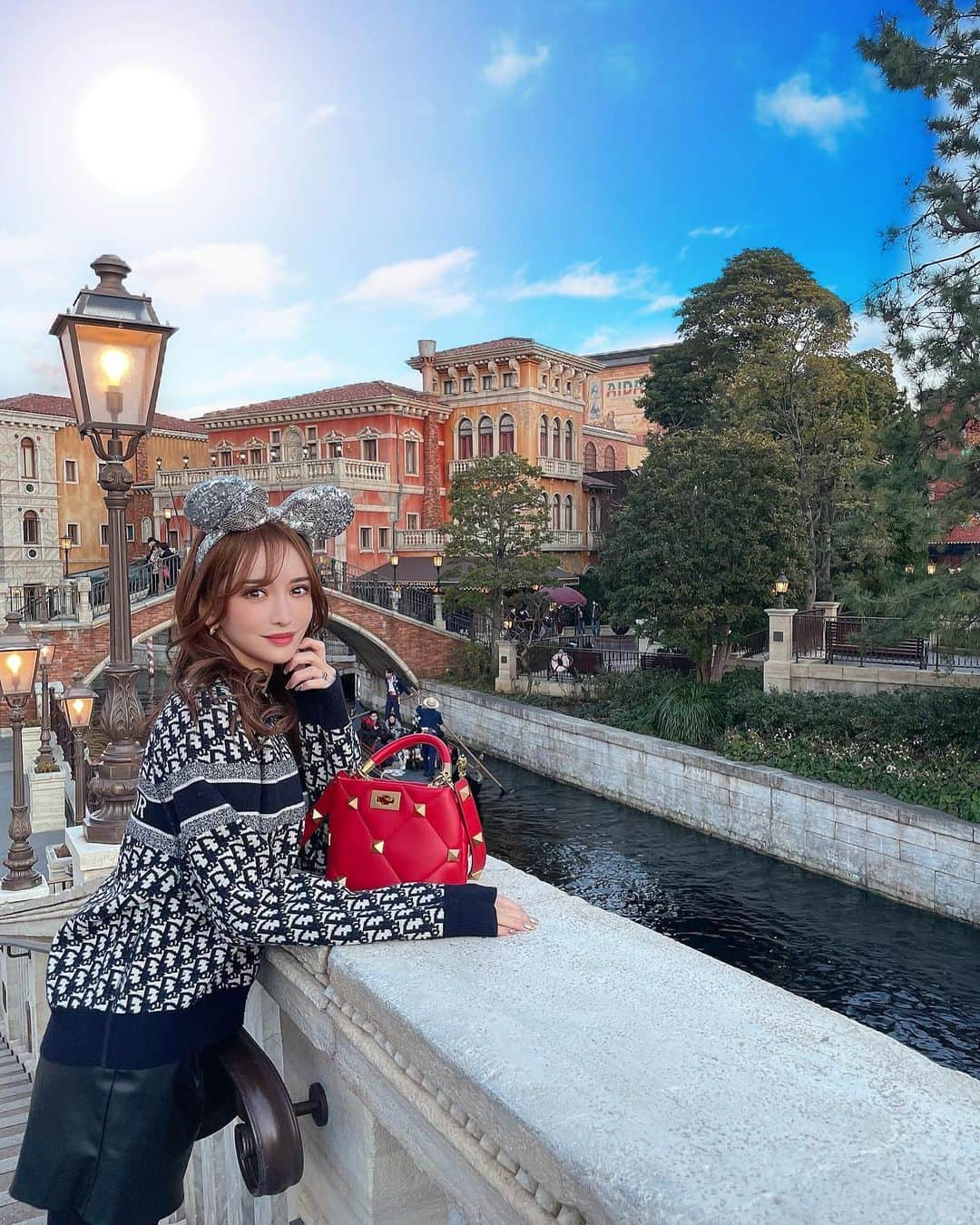 のインスタグラム：「久々のDisneySea☁️ この歳になっても行くとワクワクするね💗 . . 最近やった美容メモ📝  @dahliagsc でサリチル酸マクロゴールピーリングを♡ ピーリングは定期的にするようにしてます🌸 先生がとっても親身に今の自分の肌に合った施術を提案してくれるからとっても助かる✨ . 私の投稿見ましたとお伝え頂くと、初診の方限定で施術1割引きでご案内らしいので是非使ってください🎫 . . #東京ディズニーシー #disney #disneysea  #ダリア銀座スキンクリニック #ダリア銀座　 #ダリア美肌 #スキンケア #美容皮膚科 #施術名 #PR」