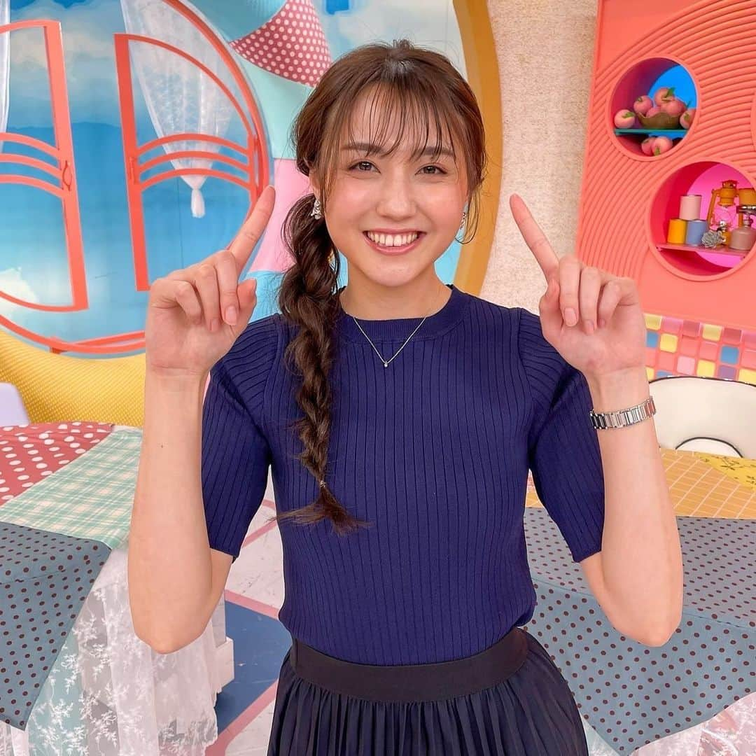 山形純菜のインスタグラム：「. 久しぶりに前髪を切りました💇‍♀️ 写真フォルダを見返すと2年毎に 前髪を作っている、謎。😚 そして、マスクをしていると 気付いてもらえません🤣🤣 ⁡ ⁡ まるサタの衣装、 スカートのグラデーションが可愛かったなあ💖 画面ではほとんど映ってなかったけど... ⁡ ⁡ 👗Wild Lily 👠Diana 💍OSEWAYA ⁡ ⁡ #まるサタ #衣装 #ファッション #グラデーションコーデ #code #春コーデ #イメチェン #前髪 #前髪カット #カラー」