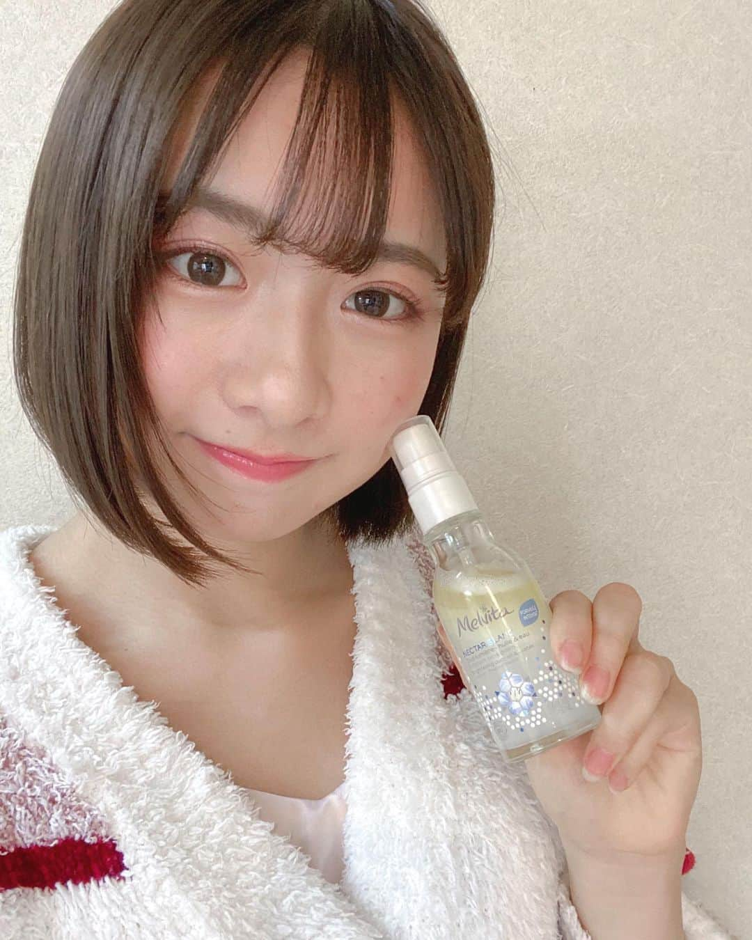 鈴木泉帆のインスタグラム：「最近使いはじめたお気に入りのウォーターオイル💫  ブースターだから、洗顔したらすぐにプシュってかけて、一瞬で保湿と透明感ケアができるんです😳  オイルだけどさっぱりしてるから、乾燥しやすい今の時期にも春夏にも使えそう！！  さらに、コットンに5プッシュしてふきとることで角質ケアもできるし、メイクの仕上げのメイクミストとしても使えるんです💕  3月にはこのウォーターオイルが更に進化した製品が発売！店頭でサンプルを貰えるみたいなので、気になる方はぜひ試してみてください☺️  #PR #ウォーターオイル　#美肌　#Melvita #メルヴィータ　#メルヴィータ　#オーガニックスキンケア　#オーガニックコスメ　#透明感　#美肌ケア」