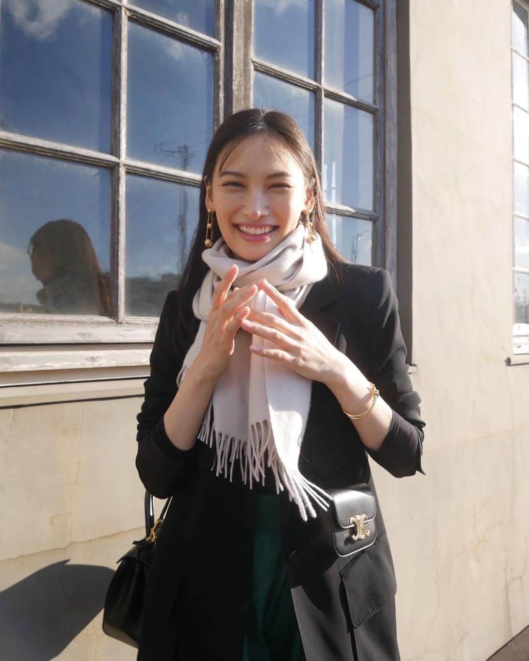 大政絢のインスタグラム：「#今日の絢服  この日は天気が良かったなぁ🌞  #celine のチビバックはリップや消毒スプレーなどを入れています。  他のお洋服タグ付けしています✨」