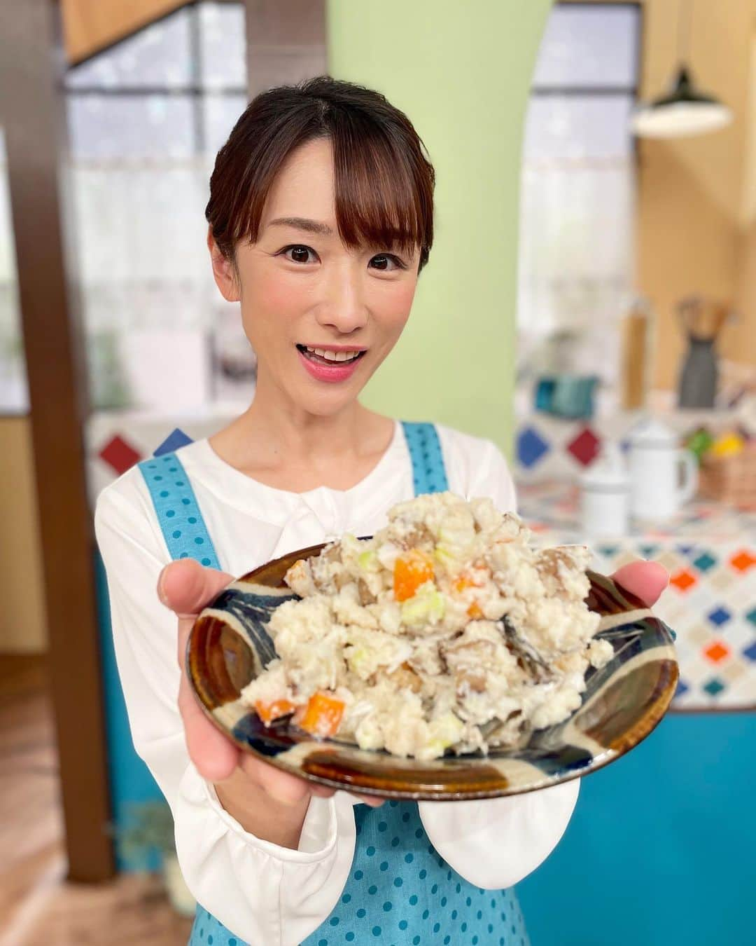 堂真理子さんのインスタグラム写真 - (堂真理子Instagram)「今回番組で紹介した「ひじきの生姜煮」や「おから」は、いつあっても嬉しい、まさに常備菜🥰ご飯がどんどん進むおかず達です💕 本当に簡単でした〜✨  ☆エプロン… #サロンジェ ☆ブラウス… #maglieparefde  ☆パンツ… #ined   #おかずのクッキング #おかず #料理 #ひじき #生姜煮 #おから  #土井善晴 先生  #テレビ朝日 #堂真理子 #アナウンサー #アナウンサー衣装 #番組衣装 #エプロン」2月26日 20時00分 - mariko_do