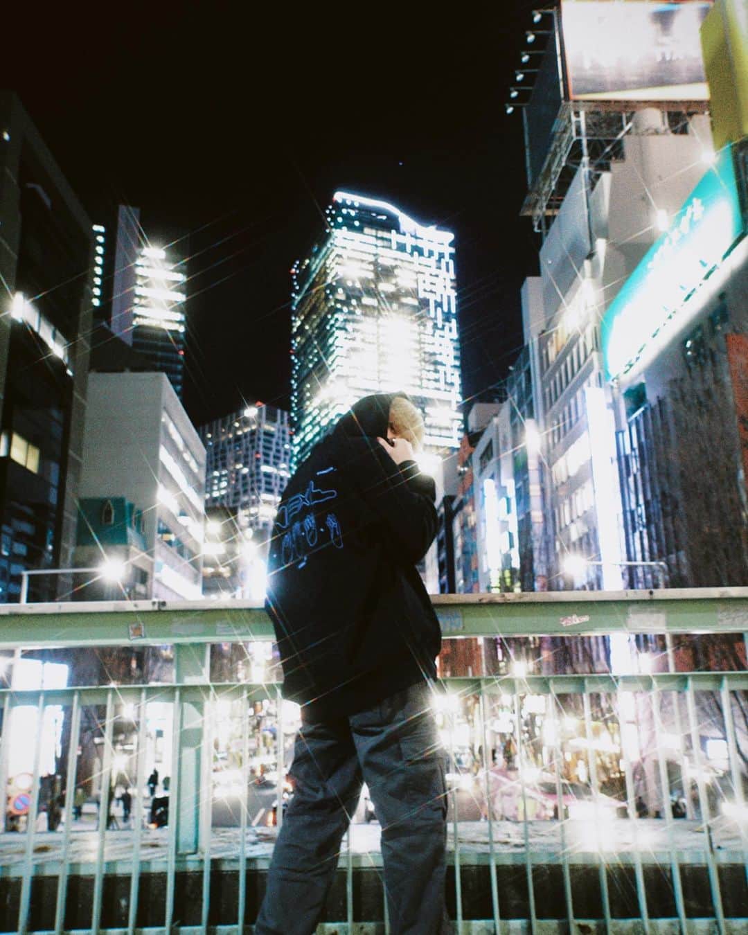 小池俊司さんのインスタグラム写真 - (小池俊司Instagram)「HIGHFIVE ✴︎ SYUNGMOB  今回HIGHFIVEさんとのコラボで、 僕がデザイン・企画をさせていただきました！  まずは、このような機会をいただき HIGH FIVEさん、および関係者の方々に感謝の気持ちでいっぱいです。 本当にありがとうございます。  "  そして、今回のコラボコンセプトとして  " FOEBALUCIDA:) "  永遠に「FOEBA」 最も光る星「LUCIDA」 という意味の造語で創らせていただきました。  今、コロナウイルスや様々な社会問題の中でも、 いつも自分を応援してくださる方々や、 自分の周りで支えてくださっている全ての方々はもちろんのこと、 日本・世界中の人々、ひとりひとりが 永遠に最も輝いている星のような笑顔:) を持ち続けられるような世の中になってほしいという気持ちを込めて創らせていただきました。🌏❤️  また、FOEBALUCIDAの O・E・B・L・D・A にはそれぞれオーディション中に、 自分が所属していたグループのメンバーへの感謝の気持ちも込めました。  "  なお、今回のコラボアイテムは、一度きりの販売となりますので、ぜひ皆様チェックしていただけたら嬉しいです。 また、1人でも多くの方々にお届けできるよう受注生産で販売させていただきます！  ※詳細は @high__five__official さんの公式オンラインストアにてご確認ください！ ※僕のbio欄にもURLが貼られているので、そちらからも飛べます！  僕はすべてXXLサイズを着用させていただいております！  "  今回、自分の１つの夢でもある自分でプロデュースしたお洋服を、 いつも応援してくださる方々への 感謝の気持ちを形にして お届けできることができて本当に嬉しいです。  いつも自分を支えてくださり、本当にありがとうございます。  今はまだ直接皆様にお会いすることが難しい状況下ではありますが、 感謝の気持ちを忘れずに、 必ず皆様に表舞台でお会いできるよう、精進してまいります！  これからもあたたかく見守っていただけたら嬉しいです☺︎  We are FOEBALUCIDA:) 반짝반짝✴︎  小池 俊司:)」2月26日 20時00分 - syuuunz