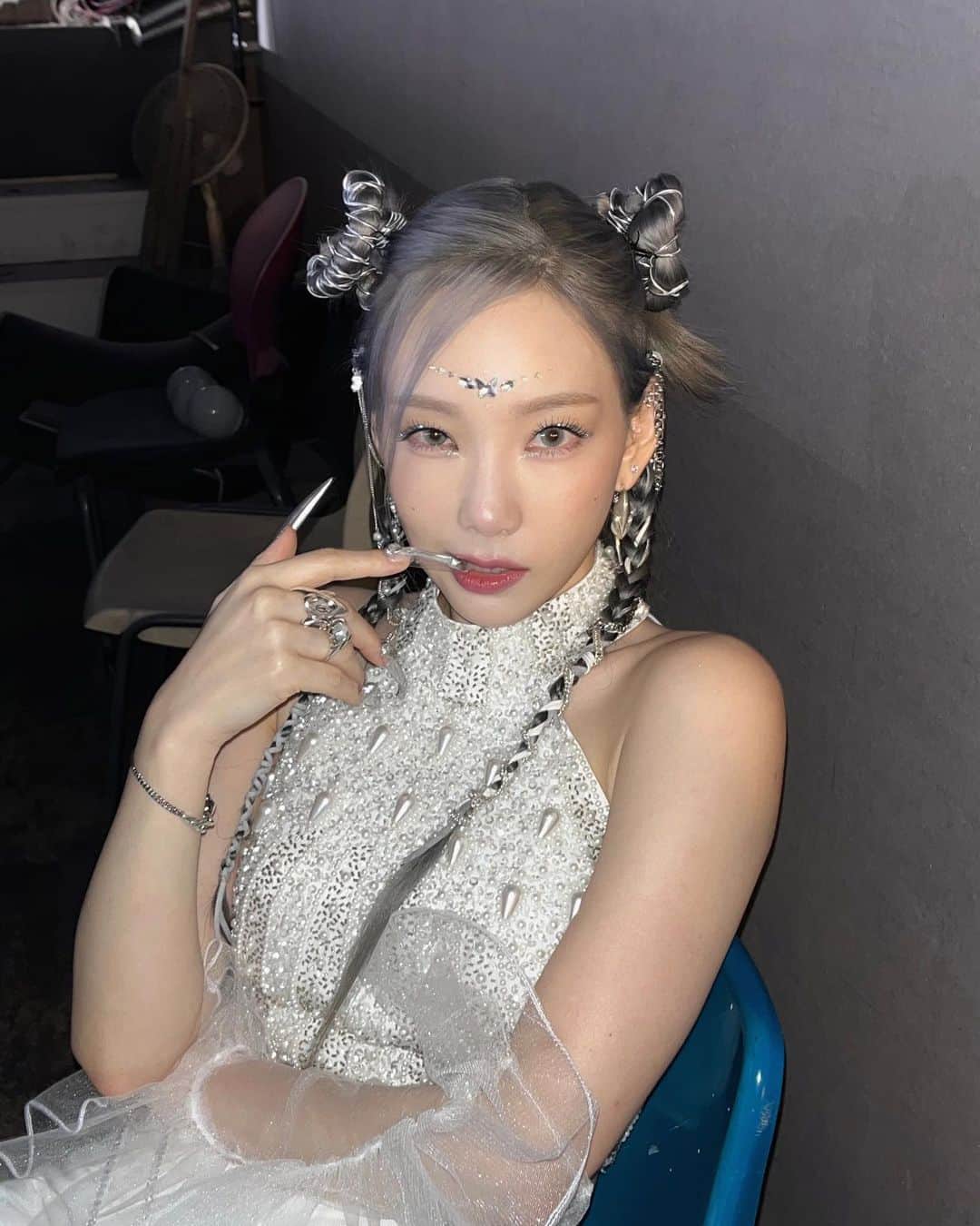 テヨン のインスタグラム：「오늘 배웠어요 'Perfect AK' ✨ 우리 김인부 잘한다 잘한다 🏆🏆🏆🏆🏆🏆🏆🏆 오늘은 자랑해도 되죠?🥲💥 #PerfectAllKill #INVU1stPAK #INVU 모든 차트뿐 아니라 음악방송 1위까지 너무너무 고맙습니다💜 혹시나 해서 갖고 있던 미공개 사진 📸 #tySONE」