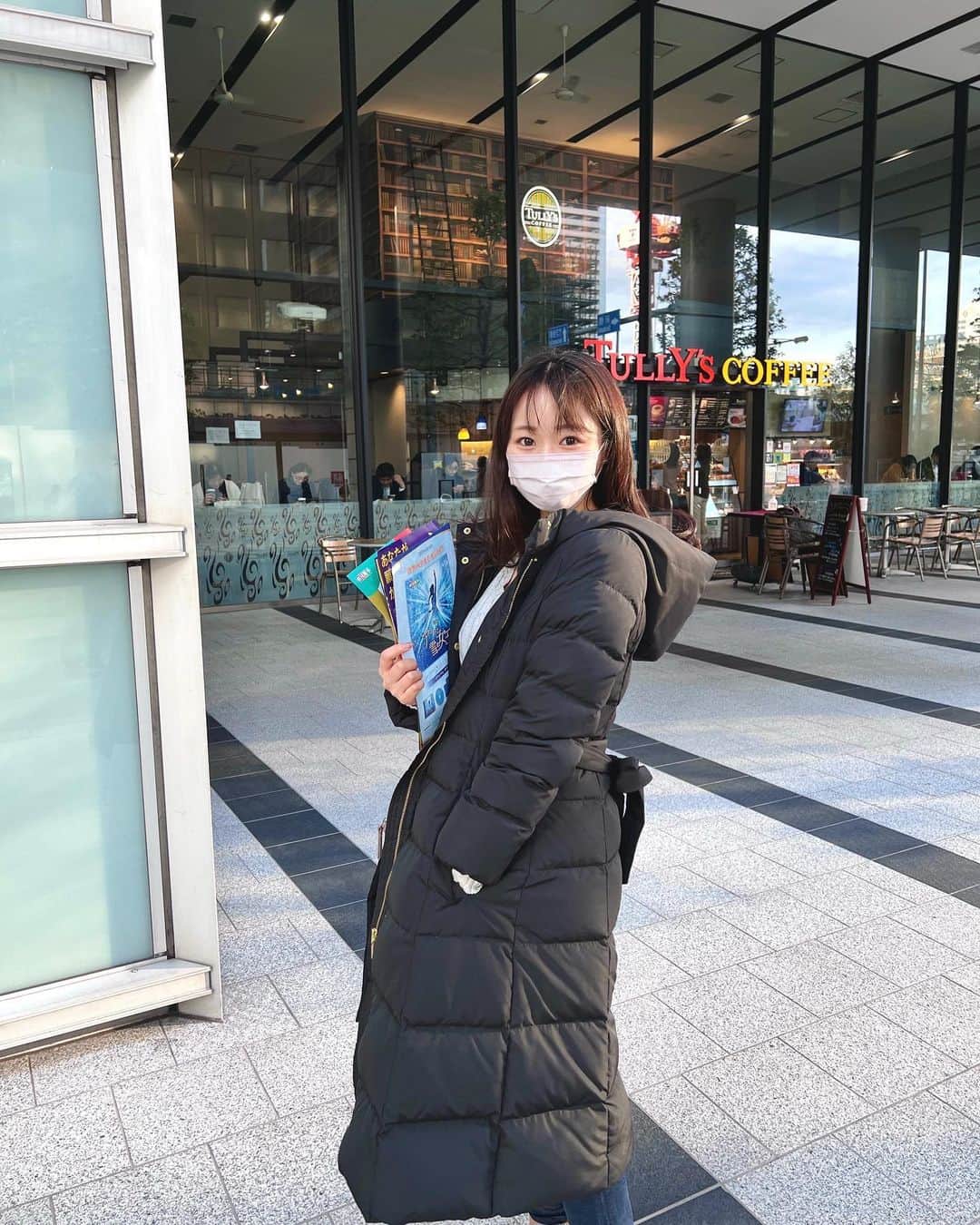 奥原ゆきののインスタグラム：「. この間、劇団四季のアナと雪の女王を観に❄️  元々、年末に行こうとしてたんだけど仕事で予約取り直したりしてやっと‥！✨  音楽、世界観、キャストな方々本当に素敵でした。 劇団四季大好きだから、また色々な演目観に行きたいなぁ🔥  #撮った場所のタリーズの主張強すぎた #劇団四季 #劇団四季アナ雪」