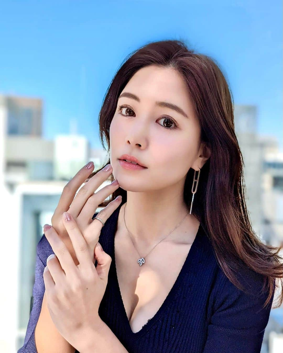 石井里奈さんのインスタグラム写真 - (石井里奈Instagram)「こんばんは✨ NewNails💅💕 今月ビューティーの撮影があったので今回はシンプルネイル❤️ ベージュのワンカラーにミラーグラデ💕大人っぽくて可愛い🥰 . 今回も @risa.ujunail ちゃんに♥️ フットも変えたよ🥰 いつもおまかせで素敵なネイル本当にありがとう〜😘🍓 . そして今月も @omotesando.wiz でケアシスで潤いケア❤️乾燥対策しっかりと！唇まで保湿してもらえるのが嬉しい！唇まで皮剥けたりしちゃいがちだからね🤣 . 今日もお疲れ様でした💕 . #ネイル #シンプルネイル #ミラーネイル #ネイルデザイン #保湿 #保湿ケア #美容クリニック #春ネイル #大人ネイル #大人メイク #グラデーションネイル #グラデーションカラー #オフィスメイク #オフィスネイル #styling #大人ネイル #ハンドネイル #フットネイル #美容好き #乾燥対策 #harrywinston #ハリーウィンストン #tiffany #ティファニー #ジュエリー #jewelry #艶肌 #ツヤ肌メイク #ナチュラルメイク #春メイク #メイク」2月26日 20時23分 - ri7tin1025