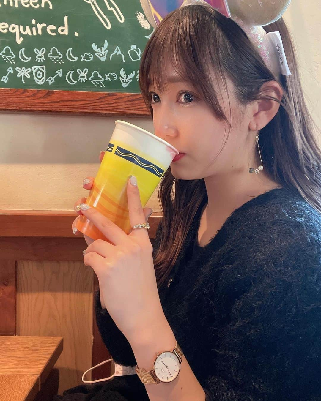 中村優香のインスタグラム：「どこでも飲むやつ🍻 #週9飲酒 #お酒は精神安定剤  #yuuka🐶 #ミニーのスタイルスタジオ #disneyland #Tokyodisneyland #Disney #ディズニー #ディズニーランド #東京ディズニーランド #disneycode #ディズニーコーデ #Disneycordinate #ディズニーコーディネート #映えスポット #美女と野獣 #美女と野獣エリア #beautyandthebeast #beautyandthebeastarea  #ディズニー新エリア #ディズニーランド新エリア #写真スポット #ディズニー写真スポット #筋トレ女子 #ジム女子 #陸上女子 #ハードル女子 #水着 #水着女子 #サウナ女子」