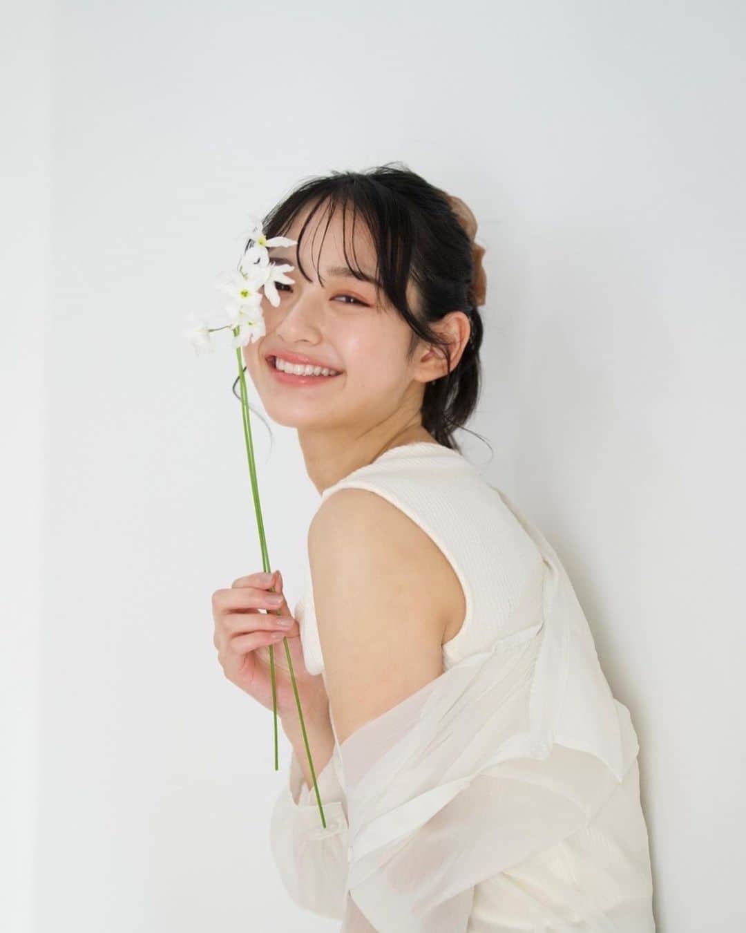 加藤栞のインスタグラム：「良い週末を…！🌼」