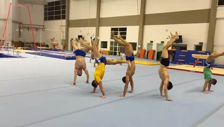 アルトゥール・オヤカワ・マリアノのインスタグラム：「O jeito que o ginasta pula carnaval é diferente né??? Competição de parada de mãos, ganha quem fica por último. Aquecimento do coach @cris_gym_coach! @lucas_bitencourt cobra caninanaa @rankielneves @vini_blackman @caio_souza   😅😅😅🤜🏻🤜🏻🔥🔥  #warmup #handstand #parada #ginasta #fun #friends」