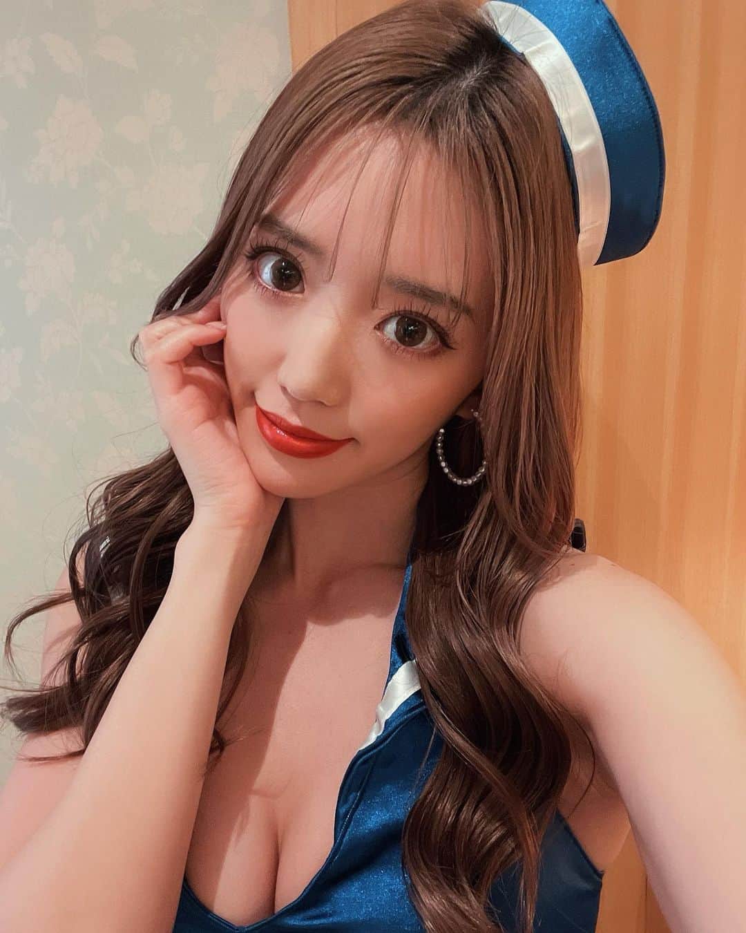 のインスタグラム：「この衣装もあと2回😢💕  本当にあっという間で寂しいけど、 @k1wgp_pr 最後まで楽しむゾ〜〜〜🔥  ABEMA格闘チャンネルで無料生中継見てね🙋‍♀️ 私たちのオープニングは13:22ごろです💫 K-1面白いのよ、最高なのよ😘  #k1wgp  #ラウンドガール  #戦慄のくびれ #自分で言うの照れる #トレーニング #パーソナルトレーナー #ジム #筋トレ #フィットネス #砂時計ボディ」