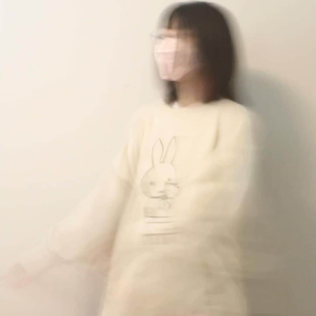 ぱいぱいでか美のインスタグラム：「本日から復帰させて頂きました！ . 関係者の皆様、ご迷惑をおかけいたしました。 ヲタク、ファンの皆様、ご心配をおかけいたしました。 今日から復帰させていただきました！ 療養期間中は毎日ラジオ体操して、タイムラプスで撮っていました。 適当なとこで止めて自分で笑ってました。 いいスクショが撮れたやつだけ載せます。 ラヴィットをリアタイすることと、 ラジオ体操をすることを療養期間中のルールにして (ラヴィット１日だけ寝坊して見れなかった😂) 過ごしてたので何なら普段より早起きしてました。 でもその代わり意味わかんない好きなタイミングで昼寝したりもしてました。 ここだけの話お風呂3回くらいしか入んなかったです。めんどくて。 近所の先輩方や友達がすごく気にかけてくれて レトルト以外のものも食べたいでしょう〜と いろいろ買って置いてってくれたり 暇だろうとLINEずーっとしてくれたり 人に恵まれてるなぁと改めて実感しました。 本当にありがとうございました！ そして、区からの食糧にも大変助けられました。 お借りしたパルスオキシメーターともそろそろお別れです🥲笑 (常にバリ正常値でした！) それからSNSを通して私のことを気にかけてくれる皆さんの声も すごく元気でいられる糧になってました💗 ありがとうございます！ あと真空ジェシカのラジオ父ちゃんを1〜25まで聴いたりしてました。 そんな療養期間でした！ もう引くほど元気なのでご心配なく！ ラヴィットで紹介してたから外出したら絶対行こうと思ってて 海鮮三崎港で3500円くらい食べたし チーズケーキ3つも買って帰ってきたし ちょっとどうかと思うくらい元気です！ 皆様もご自愛くださいね！ . #療養期間 #療養期間終了 #ラジオ体操 #」