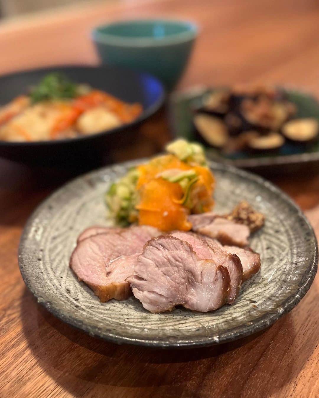 大政絢のインスタグラム：「#絢ご飯  チャーシューを久しぶりに！栗原はるみさんのチャーシューのレシピが大好きで何年か前からそのレシピで😌✨ ズッキーニ、人参ナムル たらの餡かけ煮、揚げた茄子に大根下ろしを和えたもの、写ってませんがきゅうりと塩昆布、胡麻油、寿司酢を混ぜたもの！  夜は基本炭水化物抜きご飯！  #今日の絢ご飯#チャーシュー#栗原はるみ　さん」
