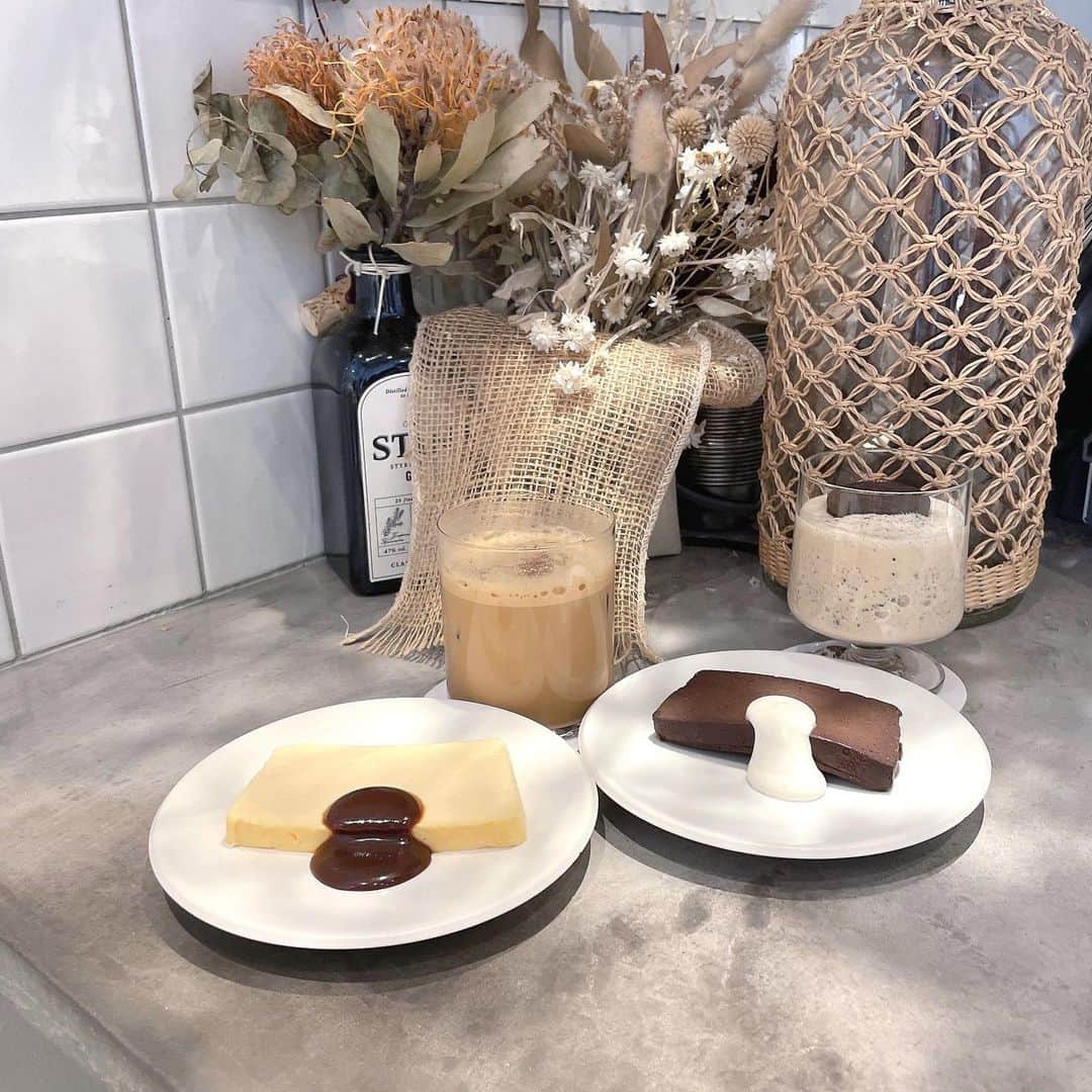 廣川奈々聖のインスタグラム：「‎代々木上原駅からすぐのお洒落カフェ🐨☕️🌷 ⁡ ⁡ ⁡ 見た目が珍しいケーキは チーズとチョコのテリーヌ🧀🍫 どっちもめちゃ美味だった〜♡ ⁡ ⁡ 駅から直結と言ってもいいくらい駅近だから 行きやすくておすすめ！ ⁡ ご飯メニューも美味しそうだったよ〜 ¨̮  ⁡ ⁡ ⁡ ⁡ ⁡#ななせのcafe巡り #代々木上原カフェ #代々木カフェ #nocafe #東京カフェ部 #代々木上原グルメ #かふぇすたぐらむ」