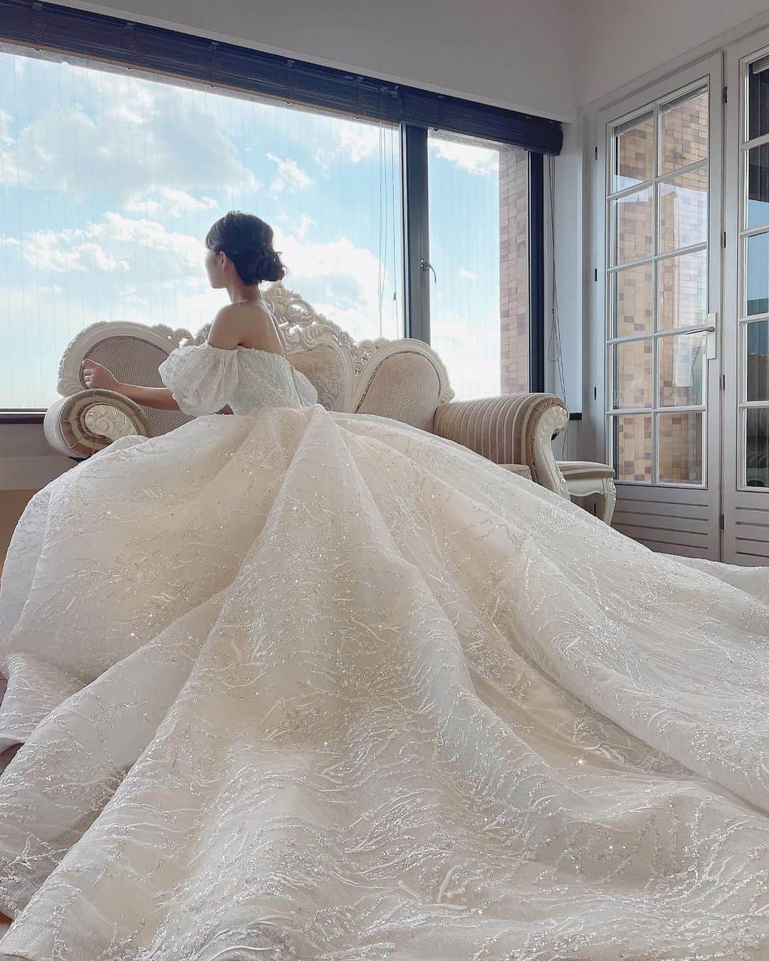 Isakoさんのインスタグラム写真 - (IsakoInstagram)「Wedding Dress💍 The hanyさんのドレスを着させて頂いた時のphoto💓 　 撮影でたくさんドレスを着るので、もっと素敵に着こなせるように初めて肩ボトックスを、東京中央美容外科新宿東口院 @tcb_shinjuku_higashiguchi のひろみつ先生 　@tcb_harada_hiromitsu にお願いしました🌸    肩ボトックスは首が長く見えるのと、肩が撫でやかに女性らしく見せることができるので、プレ花嫁さんにもとてもおすすめ💓 　 肩凝りが気になる方にも効果的だそう🌸 　 　 ひろみつ先生いつもありがとうございます🥰  #花嫁準備#花嫁美容#プレ花嫁#エステ#メディカルエステ#ウェディング#ウェディングドレス#東京中央美容外科#新宿東口#東京中央美容外科新宿東口院#TCB#美容クリニック#美容医療#肩ボトックス#PR」2月26日 21時55分 - ichaaako