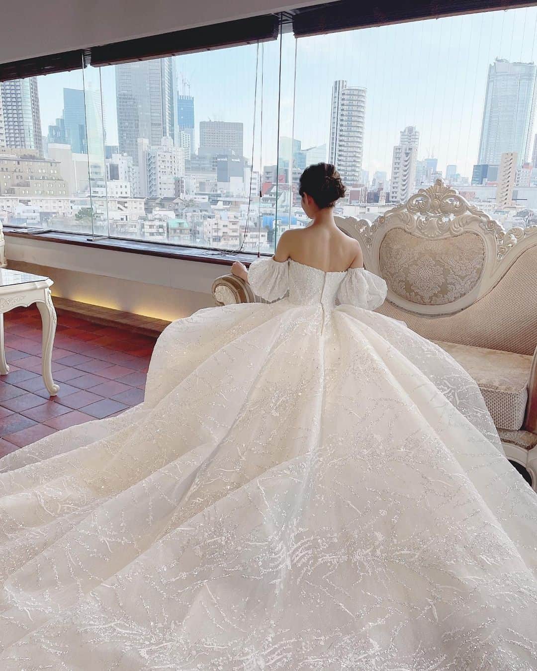 Isakoさんのインスタグラム写真 - (IsakoInstagram)「Wedding Dress💍 The hanyさんのドレスを着させて頂いた時のphoto💓 　 撮影でたくさんドレスを着るので、もっと素敵に着こなせるように初めて肩ボトックスを、東京中央美容外科新宿東口院 @tcb_shinjuku_higashiguchi のひろみつ先生 　@tcb_harada_hiromitsu にお願いしました🌸    肩ボトックスは首が長く見えるのと、肩が撫でやかに女性らしく見せることができるので、プレ花嫁さんにもとてもおすすめ💓 　 肩凝りが気になる方にも効果的だそう🌸 　 　 ひろみつ先生いつもありがとうございます🥰  #花嫁準備#花嫁美容#プレ花嫁#エステ#メディカルエステ#ウェディング#ウェディングドレス#東京中央美容外科#新宿東口#東京中央美容外科新宿東口院#TCB#美容クリニック#美容医療#肩ボトックス#PR」2月26日 21時55分 - ichaaako