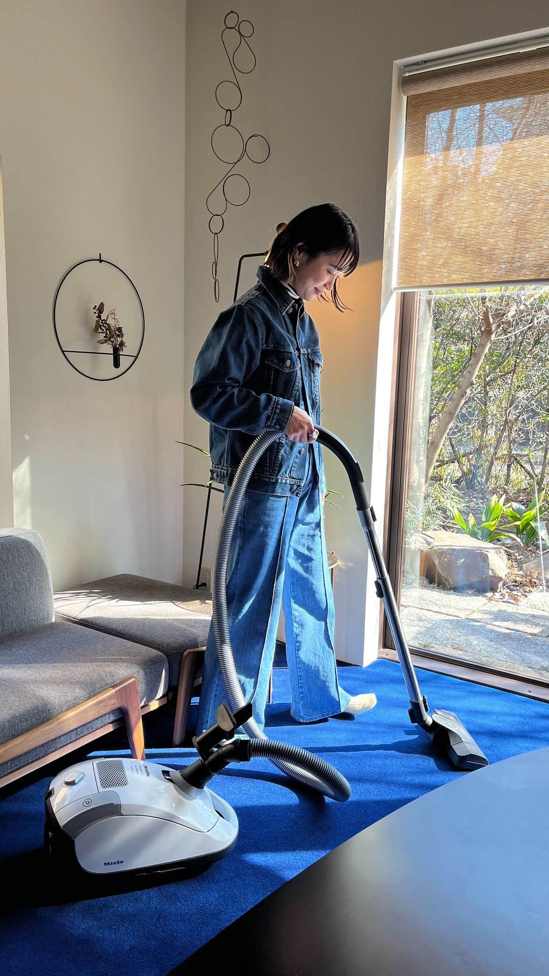 忍舞のインスタグラム：「@miele_japan さんとインスタライブをしました。 ミーレのキャニスター型の掃除機を使うのは初めてだったけど、吸引力が最高でした！ 一台で何役もできるので重宝しそうです。 動画内でクーポンコードを言っているので ぜひ動画を見てみてください♡  #miele #ミーレ掃除機 #PR」