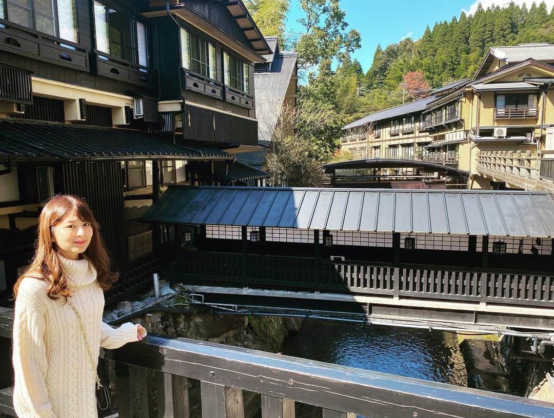 中島遥のインスタグラム：「湧水行った後は、黒川温泉街にも少し行ってみました😆 シュークリーム食べたり、おかき食べたり、まったりとした時間でした☺️✨ ここは老後にゆっくり泊まりに来たいと思った場所でした😭✨  #黒川温泉#パティスリー麓 #シュークリーム#おかき #峠の茶屋#寺小屋本舗 #宮崎旅行#熊本#温泉#阿蘇#阿蘇山#旅行#travel#宮崎県#絶景#お出かけ#portrait#ファインダー越しの私の世界#東京カメラ部#カメラ#一眼レフ#フォロー#カメラ女子#自然#follow#japan#いいね#コメント#ありがとうございます#japanesefood」