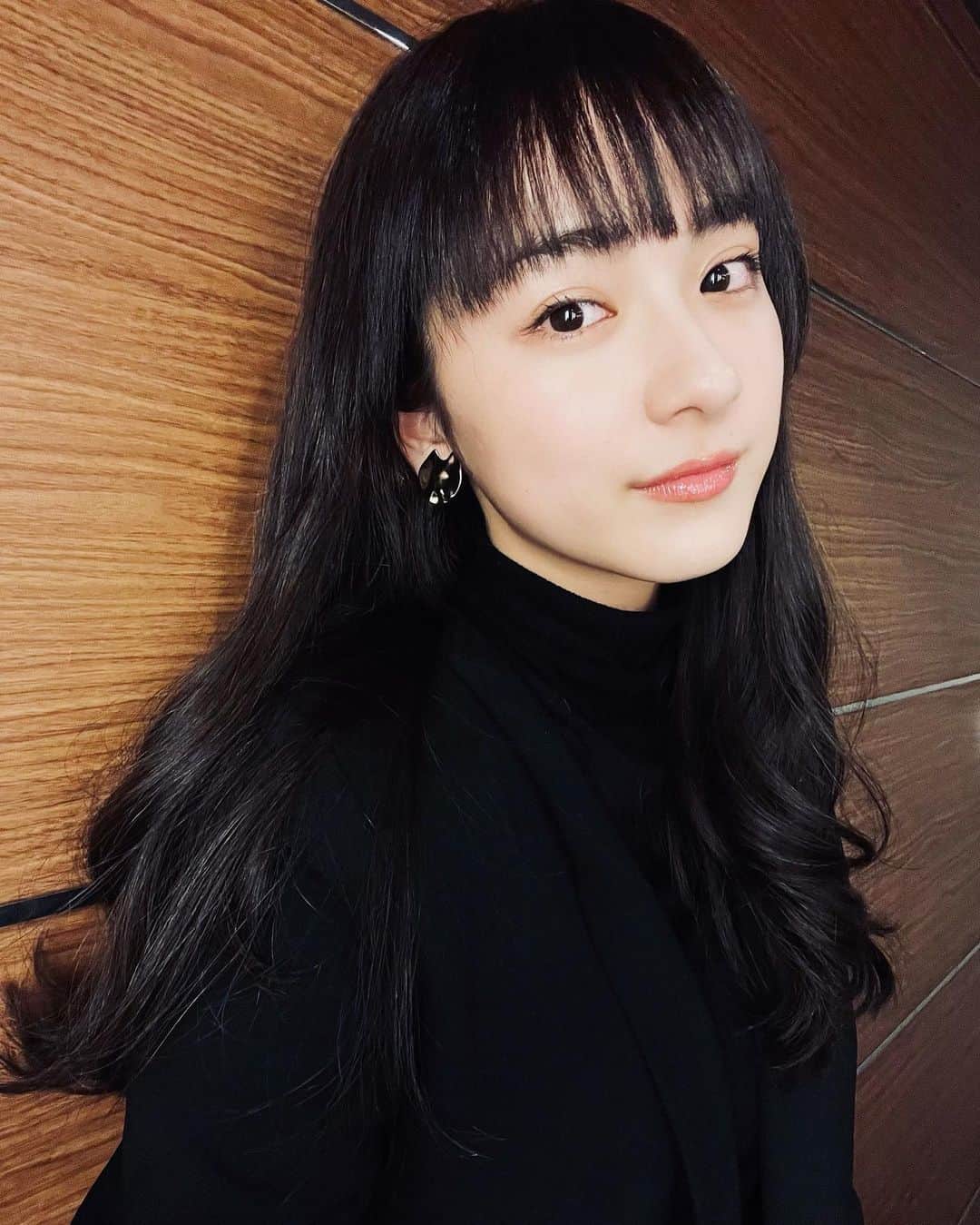 平祐奈のインスタグラム：「🤍🖤 巻いてもらっちゃった✌︎」