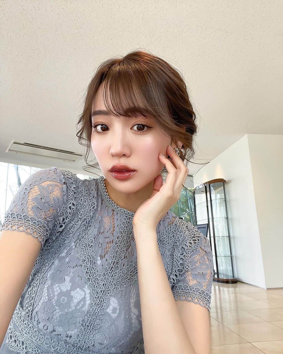 志田友美（ゆうみん）のインスタグラム：「Birthday Event🎂❤️ ㅤㅤㅤㅤㅤㅤㅤㅤㅤㅤㅤㅤㅤ ㅤㅤㅤㅤㅤㅤㅤㅤㅤㅤㅤㅤㅤ  今日は私のバースデーイベントでした✨ 去年一昨年と時期的にコロナがピークで延期になったりしたけど…  今年はなんとか２月中に開催することができました🤢💕  このイベント後は当分みんなに会える機会ないから 会えてよかった♡  いつもきてくれる人はじめ、 久しぶりの人も祝ってくれてありがーーと😽❤️❤️✨　  改めてゆーみfamily、いい人ばっかで 可愛くてかっこよくて面白くて😏  友美はみんなが大好きみたいです🌻💭💭  また会おうね❤️‍🔥  hair make / @shoco__sakata   バースデーイベントに向けて、 メンテナンス💇‍♀️👁しましたん。  hair💇‍♀️💛 久々に全体に極細ハイライト入れてもらってカラーも 絶妙なベージュアッシュみたいな色に🤎🤍  美容院で、さすがだ…めっちゃ可愛い色…って ひたすら言ってた🤣！  担当は @ain.daichi0722 さん✂️  eyelash＆Eyebrow💋 パリジェンヌ👁とハリウッドブロウしにchrissieへ🌱  どっちも想像以上に綺麗に仕上がってるんるん🥳✌🏽　　  ご新規様限定でわたしのインスタ見たで予約したら 安くなるみたい🤳  女の子はメンテナンスは大変だけど可愛くなるし楽しいよね♡  ほいじゃ、今日はたくさん寝たいと思います🛌💤  #バースデーイベント #birthday #25歳 #ヘアアレンジ #newhair  #ヘアカラー #ドレス #パリジェンヌ #ハリウッドブロウリフト #メンテナンスday」