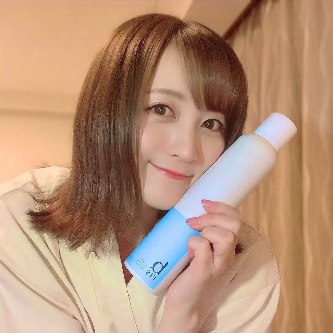 のインスタグラム：「⁡ ポカポカ春らしくなってきましたね🥰🌸 ⁡ 「髪がキレイになると、気持ちが軽くなる」がコンセプトのヘアケアブランド【b.ris】 @b.ris_haircare の炭酸シャンプーを最近使い始めました‼️✨ ⁡ オーガニックオイルを始めとする美容成分でトリートメントいらず✨さらにスキンケア基準の美容成分もたっぷり配合なので自然な美髪になれちゃいます✨ ⁡ 刺激が少ないアミノ酸系シャンプーで、8つのフリー処方なので、髪や頭皮に優しく、乾燥が気になる方にも安心して使えます☺️💓 ⁡ 私はヘッドスパが大好きなのですが、このシャンプーはノンシリコンなのに濃密なもちもち泡で、美容室のヘッドスパのような心地さなのでマッサージしながら使ってます🌿 ⁡ まるでサロン帰りの髪をお家で実現してくれるワンランク上の品質です✨ ⁡ 気温も一気に春らしくなってきたし、髪の毛も綺麗になったし、なんだかウキウキしちゃいます😆🌸 ⁡ #ビーリス #ビーリスシャンプー #ビーリス炭酸シャンプー #オーガニックシャンプー #炭酸シャンプー #炭酸スキンケア #ヘアケア #シャンプー #ノンシリコンシャンプー #ボタニカルシャンプー #pr」