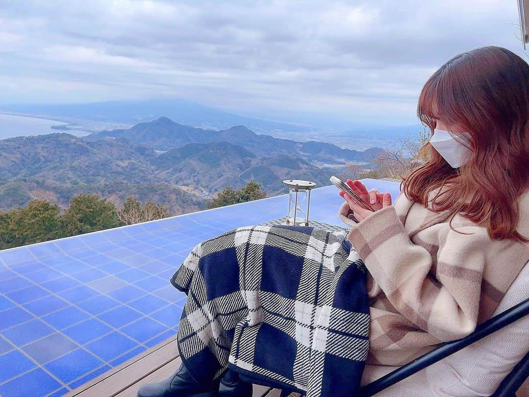 小嶋菜月さんのインスタグラム写真 - (小嶋菜月Instagram)「富士山と海を一望…🥺✨ . . 景色が最高すぎたよ🥺❤️ . . （のはずが、、、この日は曇りすぎて 富士山見えなかった😂でも最高だった❤️） . . この景色を観ながらのカフェラテが幸せすぎた☕️❤️ . . #静岡県 #静岡 #伊豆 #伊豆パノラマパーク #富士見テラス #碧テラス #ウォーターラウンジ　#楽しすぎた１日　#過去pic」2月26日 22時29分 - kojimanatsuki_offical