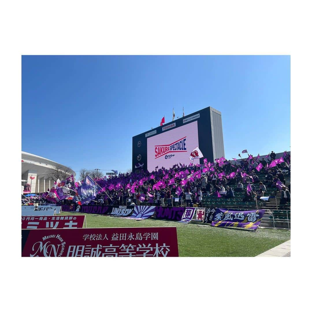 三谷紬さんのインスタグラム写真 - (三谷紬Instagram)「* Ｊリーグ取材⚽️ 今日はヨドコウ桜スタジアムに行ってきました❤︎ 昨年できたばかりというのもあり、 とにかく綺麗で★ サッカー専用スタジアムの距離の近さたるや。 最高でした👏 試合もハラハラドキドキの展開。 お天気もよくて最高の一日でした🌞 ロビーのオカンに 飴ちゃんもらってしまいました🤗 * #セレッソ大阪#ヨドコウ桜スタジアム#長居#セレッソ#c大阪#cerezo#京都サンガFC#サンガ#京都#ピンク#紫#ロビー#マダムロビーナ#飴ちゃん#大阪のおばちゃん#おかん#テレビ朝日#アナウンサー#三谷紬」2月26日 22時51分 - mitani_tsumugi