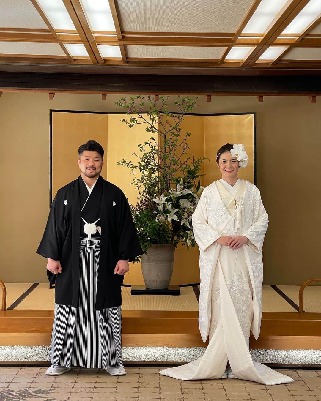 小林悠輔さんのインスタグラム写真 - (小林悠輔Instagram)「. 本日、入籍して一年の節目に家族のみで結婚式を行いました。  これからも支えてくださる方々への 感謝の気持ちを忘れずに夫婦共々精進して参ります。  妻はとても綺麗でした。」2月26日 22時49分 - yuuusuke0812