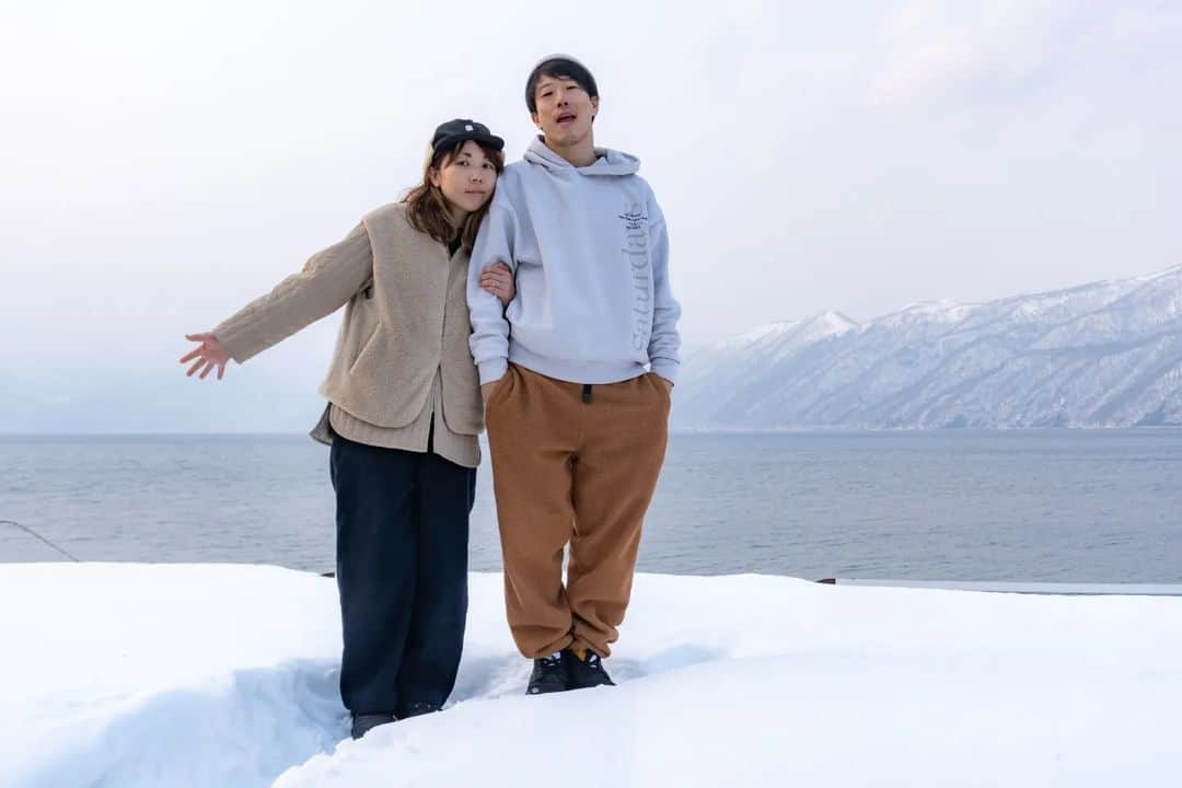 岡本圭司のインスタグラム：「仕事で北海道へ。 珍しく1人旅だったので妻も誘って、子供はばあちゃんに預かってもらい、2人で行くことに。 結局仕事で晩御飯も行けず振り回しまくったけど、合間に一緒に滑ったりカフェしたり本当に楽しかった。 いつでもどこでも家族や仲間と一緒に過ごせる最高の40代のはじまり。 #trip #旅 #photography #mywife  #嫁グラフィー  #snowboarding  #werideforever」