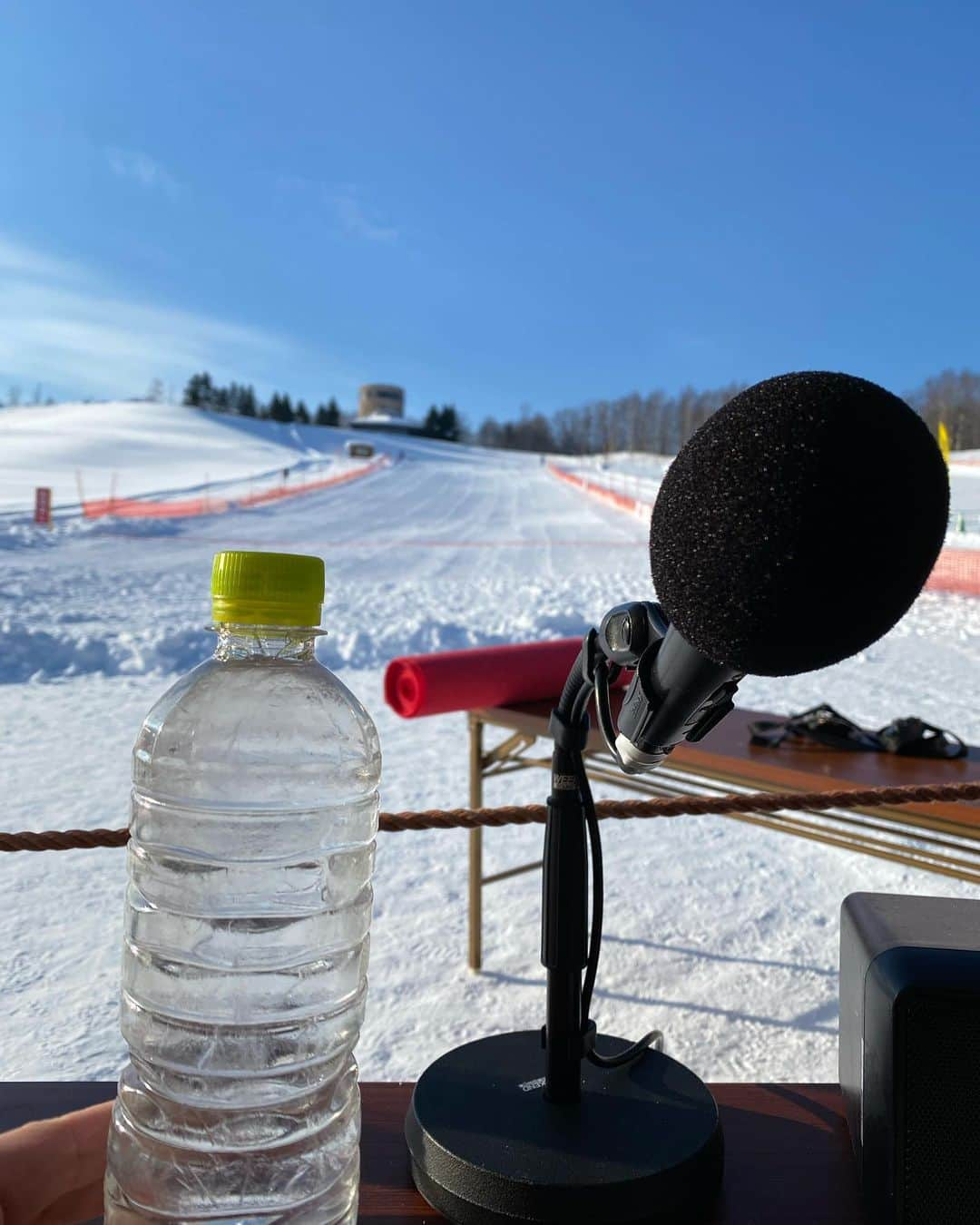 江上太悟郎のインスタグラム：「第2回 #米そり選手権 ホクレンパールライスcup  明日2月27日(日)午後1時30〜📺 大会の模様が特別番組として放送されます！  僕はSATOさん(@satto_k25 )と共にMC＆実況を担当しました🎤  大会に参加したかったけど出られなかった…気になっていたけど出るのを躊躇ったそこの貴方！！ 米1俵と米そり王者の称号をかけた白熱した戦いをぜひテレビで😎 (面白いと思っていただけたら、来年会場でお会いしましょう！！)  #滝野スノーワールド  #冬のスポーツ  #米そり  #優勝賞品 #米1俵  #気温はマイナス #ペットボトル凍る #uhbアナウンサー #江上太悟郎」