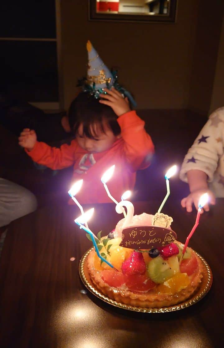 阪本麻美のインスタグラム：「2歳お誕生おめでとう🥳  あっという間に2歳になりました！  ヤンチャでワガママで甘えん坊のママっ子でママは毎日クタクタになるけどwww  大きな怪我や病気なく、元気いっぱいに育ってくれてありがとう🥰  上手にろうそく消せたね!!  チョコ待ちきれなくて先にかじってしまったねw  色んなことが出来るようになって、色んな表情を見せてくれて、毎日が全てママの宝物😍  産まれてきてくれて、ありがとう!!  #2歳 #2歳男の子 #お誕生日おめでとう #ヤンチャボーイ #甘えん坊 #ママっ子 #産まれてきてくれてありがとう #愛しい我が子 #お誕生日ケーキ #ハッピーバースデー #毎日が宝物」