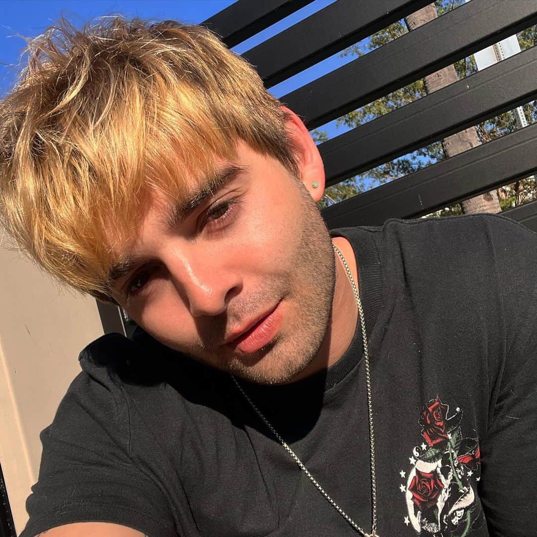 ジャック・グリフォーのインスタグラム：「Much better 🔪🌞  Be patient with your mind and kind to your soul. We’re all a work in progress forever and students in the school of life📝 We’ll go through seasons and start anew often.  And remember to keep things fresh by surprising yourself every once in a while. These things combined have been proven to be condusive for a creative to flow freely and feel heard in their medium🌊🦉」