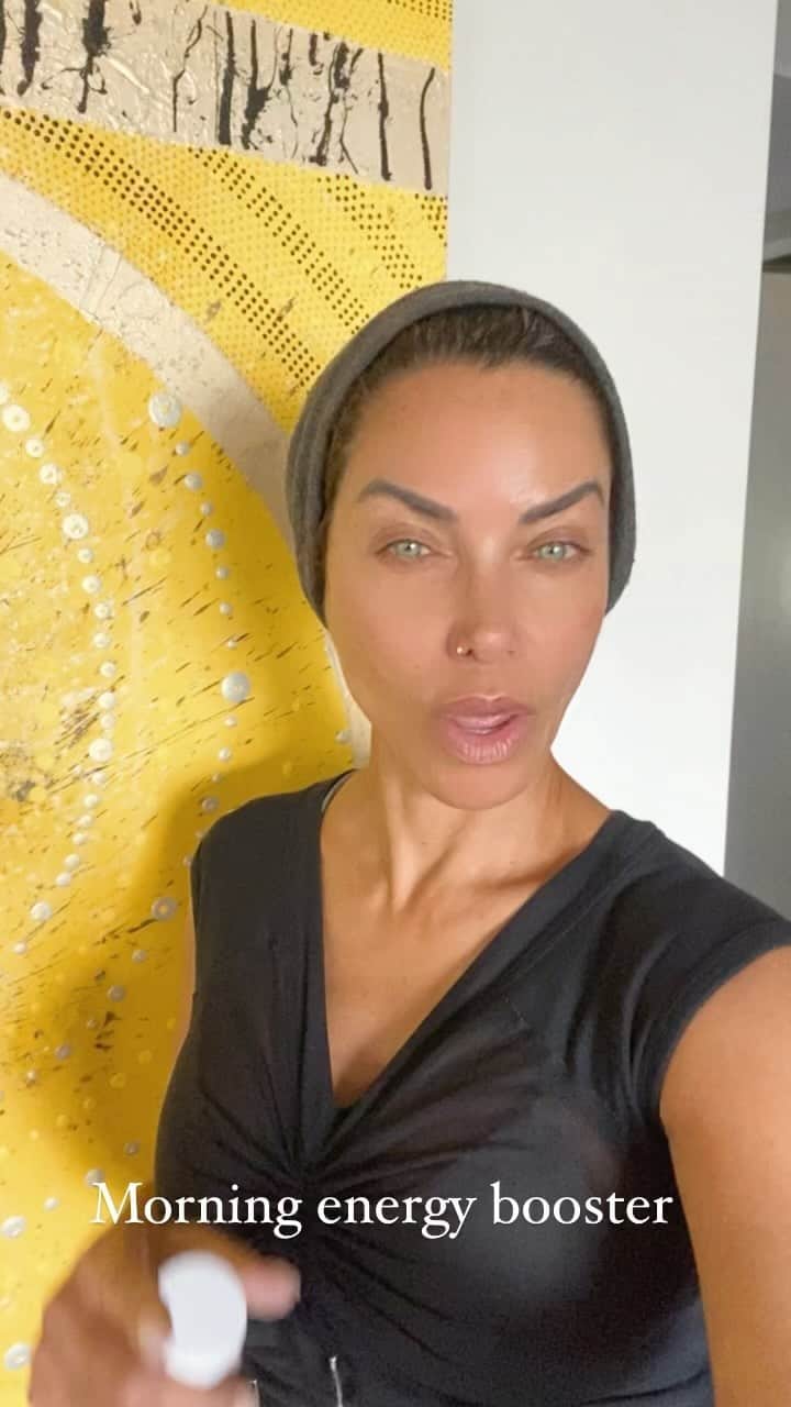 ニコール・ミッチェル・マーフィーのインスタグラム：「Morning energy booster by yFOY is available now.  Follow @yfoyshop  #yfoy #everydayconfidence #energy  #energybooster  #metabolism  #body #beauty  #yourfountainofyouth」
