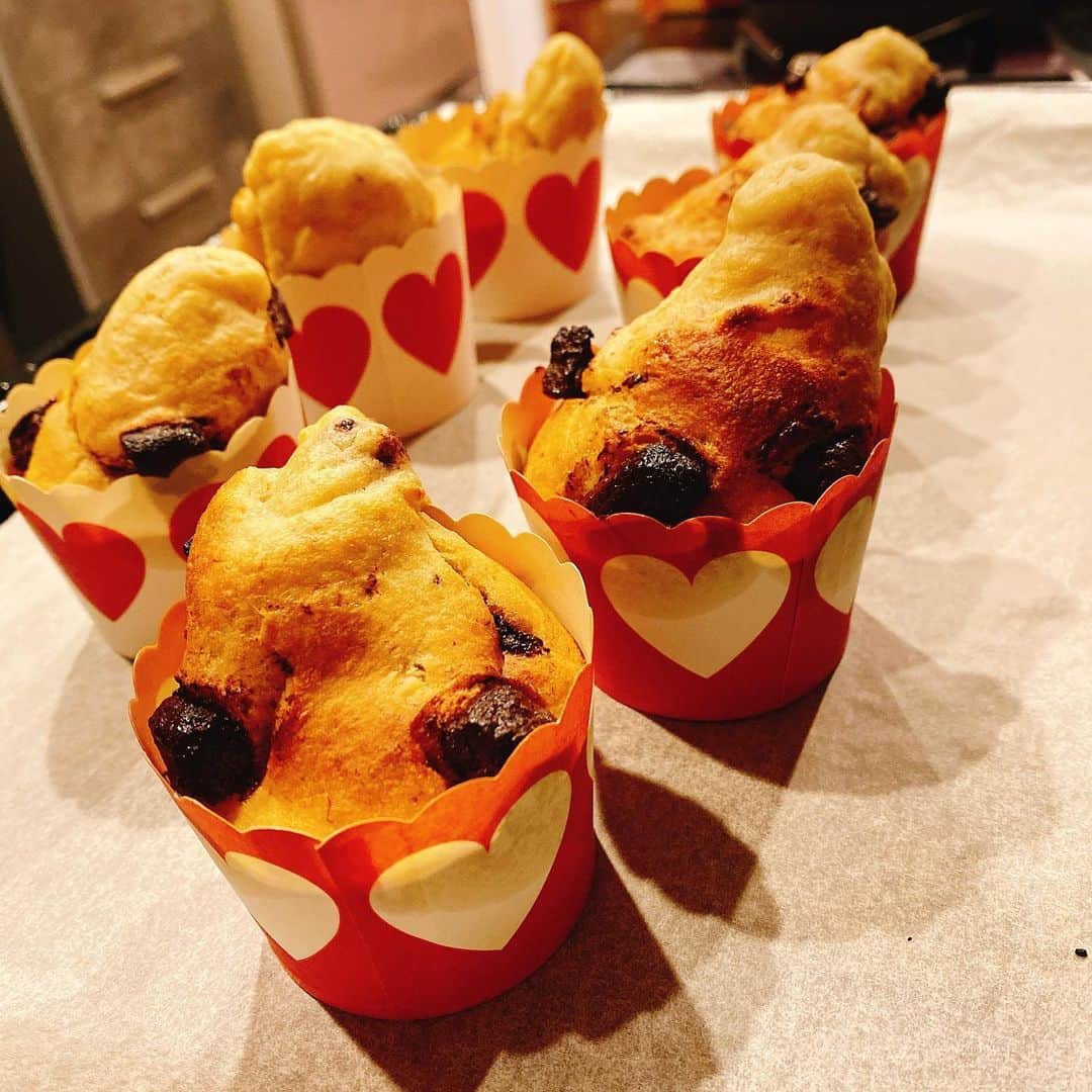 川田裕美のインスタグラム：「バレンタインの時に焼いたチョコバナナマフィン🍌 なんでこんな形になるのー！？🤣  #お菓子作り#失敗」