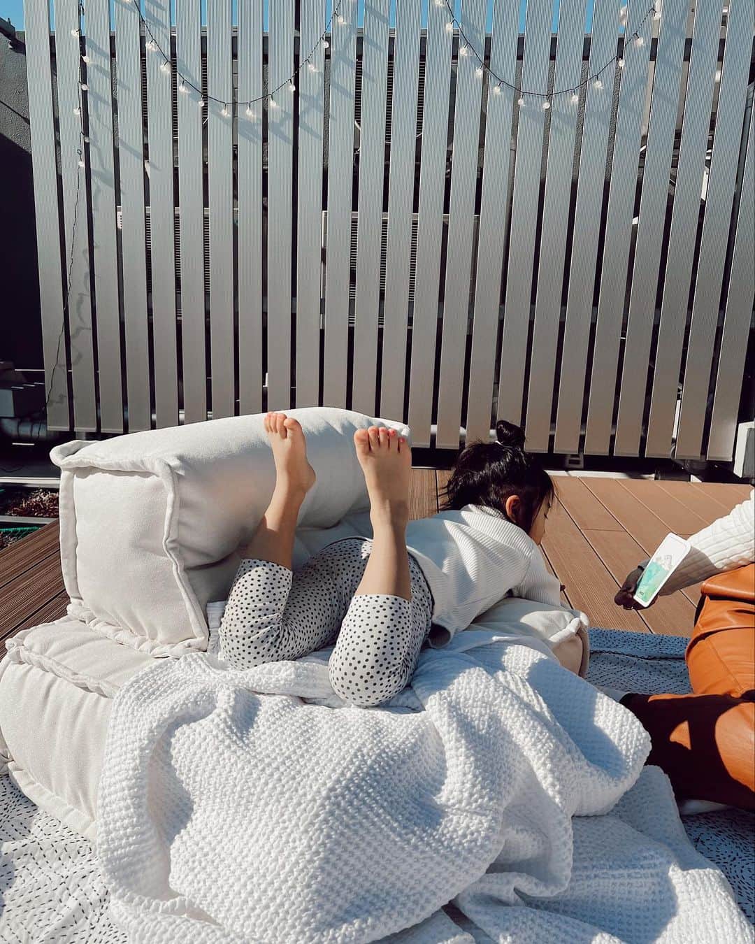 山中美智子さんのインスタグラム写真 - (山中美智子Instagram)「日向ぼっこが大好きすぎる✌🏾  りこちゃんとお勉強しながら屋上ちる🌼🌞🌿」2月27日 12時58分 - alexiastam1988