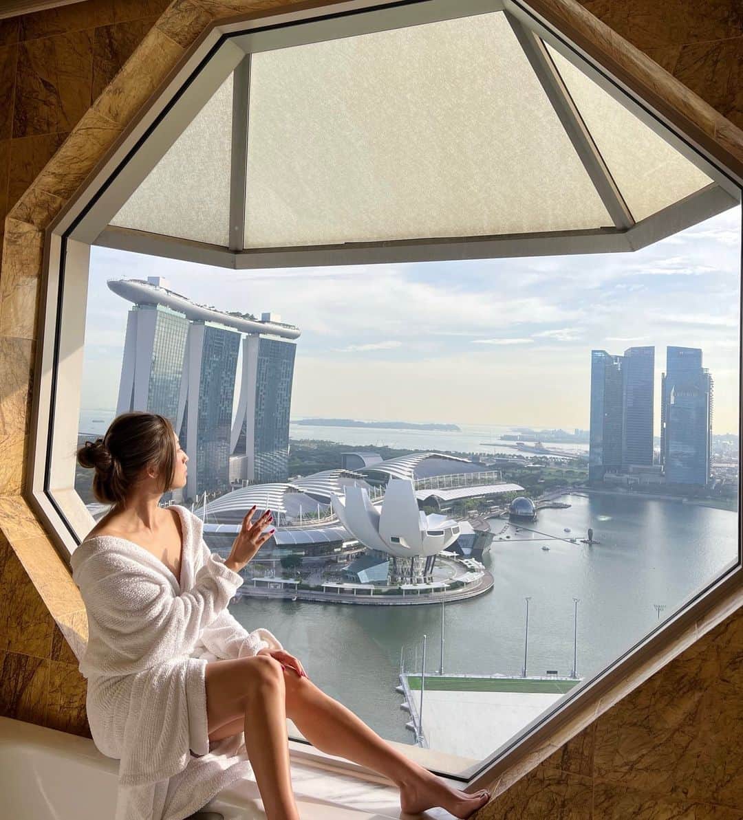 市原彩花さんのインスタグラム写真 - (市原彩花Instagram)「The Ritz-Carlton Millenia Singapore🇸🇬 The view from the bath window is amazing🛁  シンガポール移住する前から大好きなホテル☺️ 新しくはないけど、お部屋広くて窓も大きくて、何よりお風呂の八角形の窓からの眺めが最高🛁✨ マリーナサイドの部屋をリクエストすると窓からMBS(マリーナベイサンズ)が見えるよ✨  #ritzcarltonsingapore#ritzcarlton#singapore#シンガポール#singapura#シンガポールホテル#海外生活#海外旅行#海外移住#シンガポール生活#シンガポール在住#シンガポール観光#ステイケーション#싱가포르#新加坡」2月27日 12時53分 - ayaka_ichihara