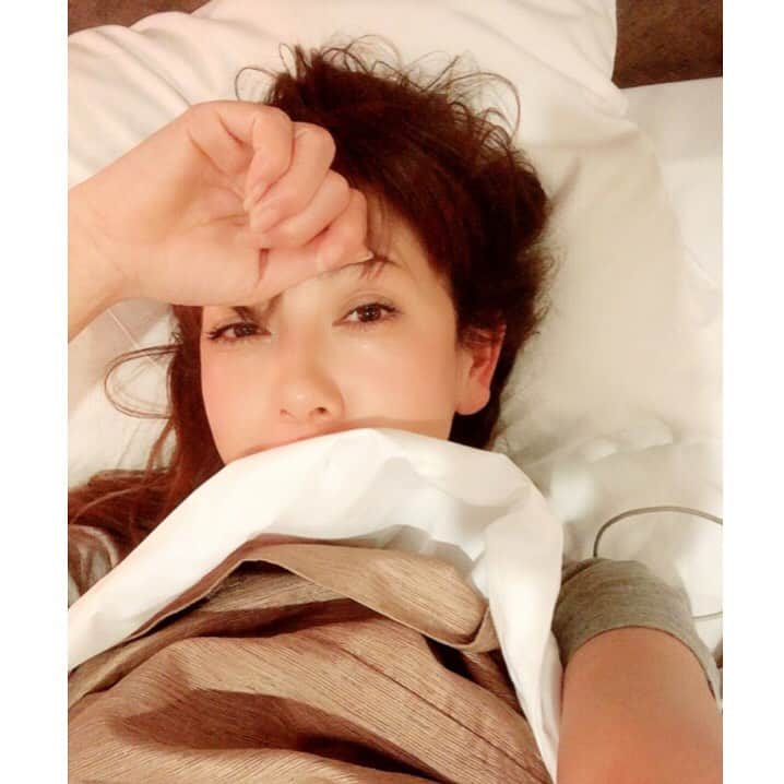 のインスタグラム：「撮影で昨日から熱海に来てるよ🌊 朝、早起きしすぎてメイクしてから時間が余って 二度寝してしまってた🙈💤www  ホテルからの景色がステキでした❣️ 天気が良いから撮影もスムーズ🏝  面白いメンバーとの遠出は ウキウキで心が安らぐ〜☺️💕 後半戦も撮影頑張ってきます🥰🎥 ⑅*⸌◡̈⸍*⑅ #静岡県 #熱海市 #撮影 #早寝早起き #二度寝 #海 #朝日 #ヤシの木 #久しぶりに見た #ロケ #楽しい #癒され中 #🏝 #💕」