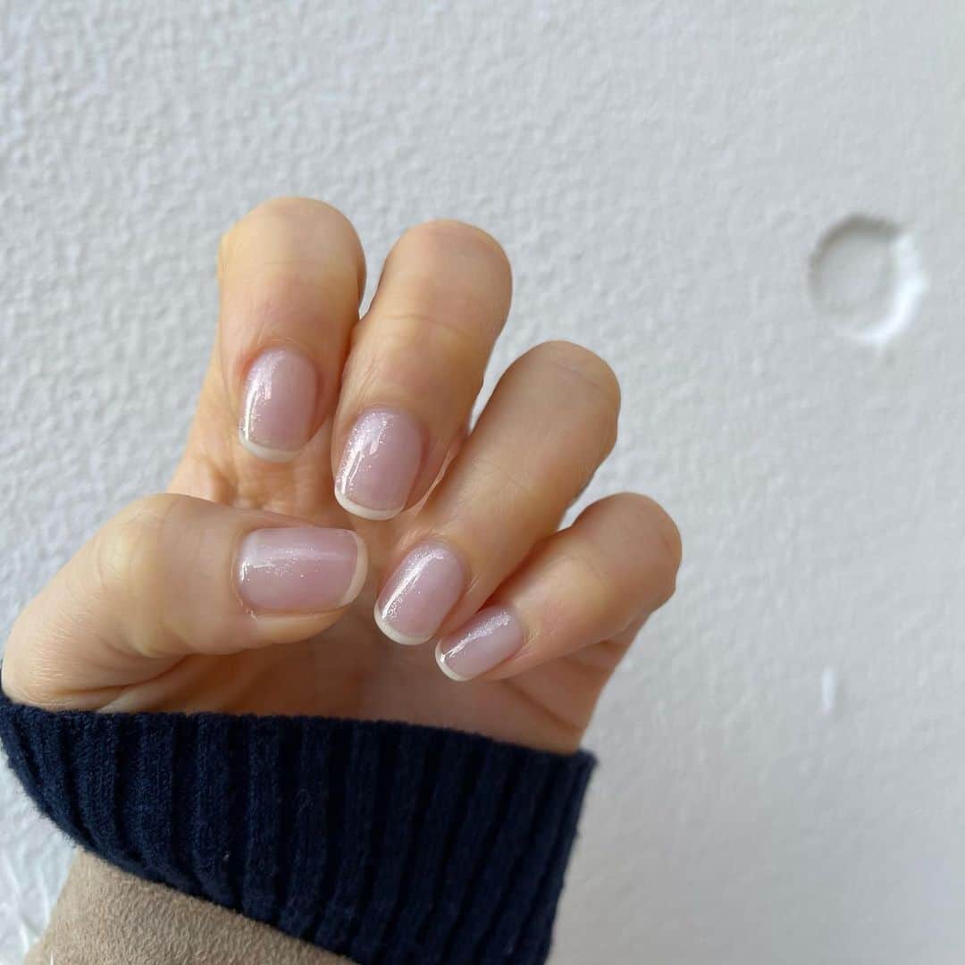 ひよんのインスタグラム：「💅💛  新しいネイル😍 ベースはキラキラのクリアに、 うすーいイエローでフレンチにしてもらった💛 シンプルもたまにはよき❣️  #newnail #nail #ネイル #フレンチネイル #ネイルデザイン #ひよんネイル」