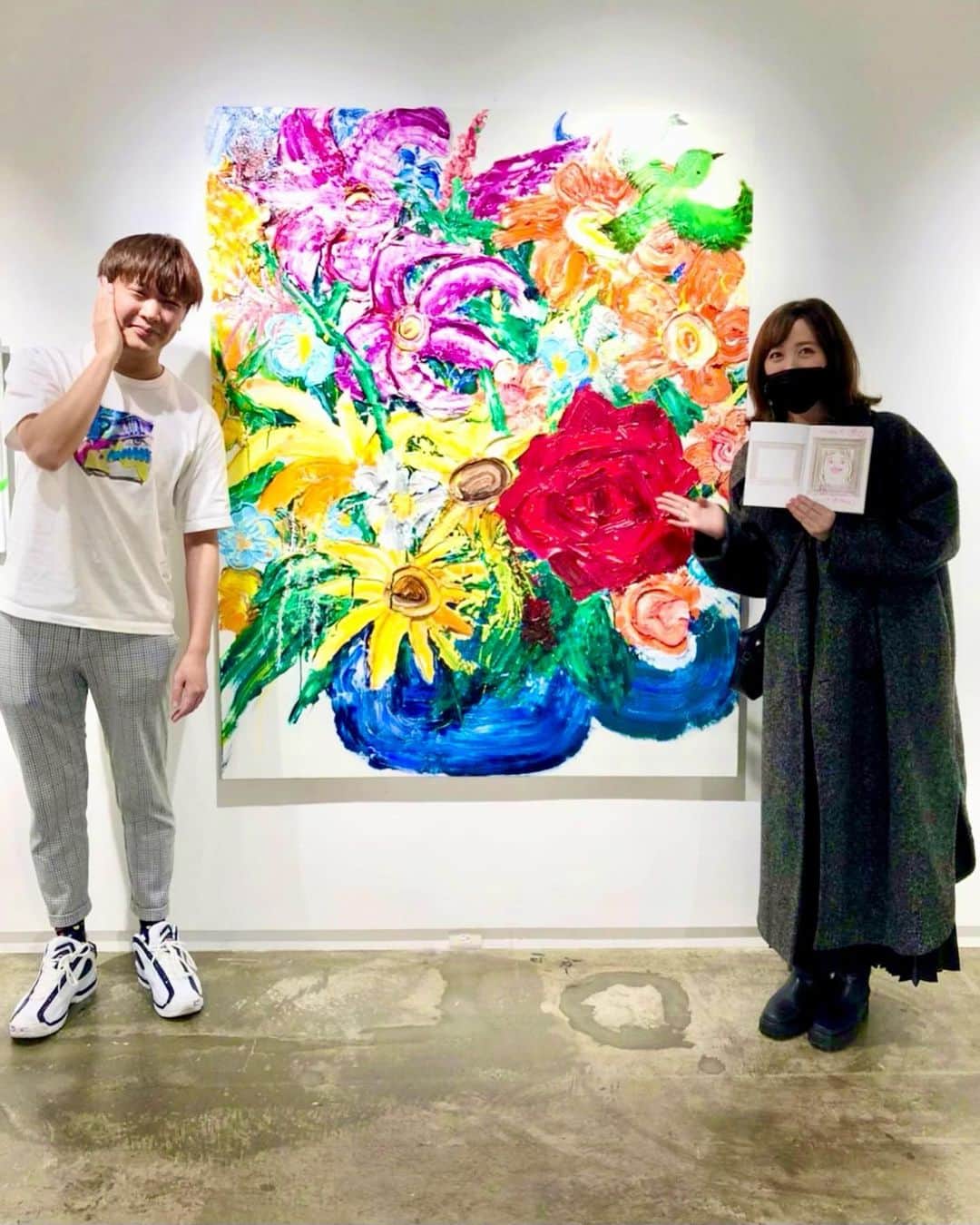 のインスタグラム：「⁡ ⁡ 先日、渋谷パルコにて開催されている杉田陽平さんの個展『曇り空の中に、どこまでも鮮やかな色を探して』に行ってきました🌸 ⁡ バチェロレッテで杉田陽平さんとその作品を知り、興味を持っていたのでとっても楽しみにしていたのです...☺️🌿 ⁡ 会場は個展のタイトル通り鮮やかな世界観で、そこに居るだけで明るい気持ちになれるような素敵な空間でした🌷 ⁡ 杉田陽平さんの優しい柔らかい 雰囲気が作品にも現れていました🥰 ⁡ 画集も素敵すぎました...📕✨ ⁡ アートに触れると刺激をもらって、自分ももっともっと頑張ろうってパワーを頂けます😎‼️ ⁡ ⁡ #杉田陽平 #渋谷パルコ #渋谷 #個展 #渋谷アート #アートのある暮らし #杉ちゃん #バチェロレッテ #作品 #アート #絵画 #鮮やか #刺激」