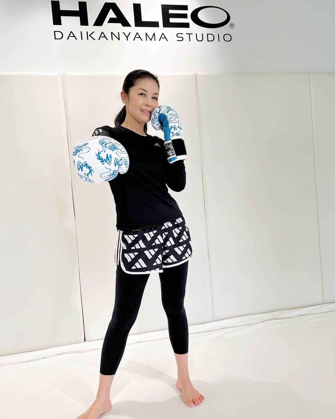 藤あや子さんのインスタグラム写真 - (藤あや子Instagram)「先日GETしたadidasのマルオレカラーウエアでキック🔥 体幹鍛えられてお腹周りもスッキリするからオススメ🥊👍🏻 #キックボクシング #体幹強化 #adidas #どこ目指してるんだとよく言われる #歌手の高みですがなにか」2月27日 13時54分 - ayako_fuji_official