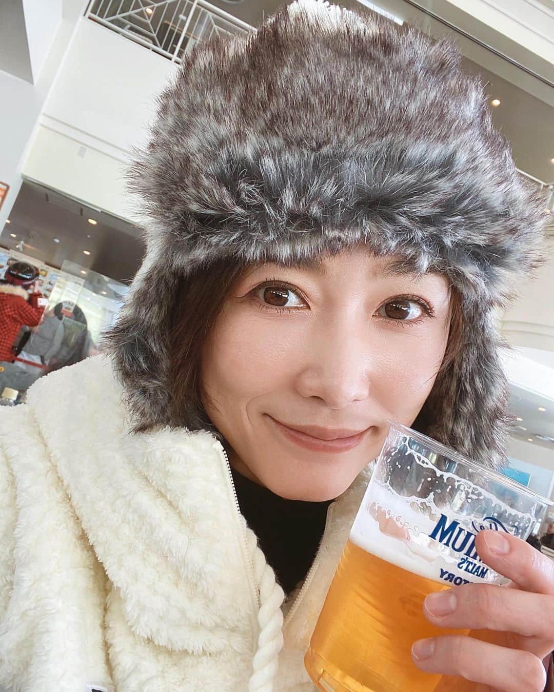 杏さゆりさんのインスタグラム写真 - (杏さゆりInstagram)「久々に飲めたビール＠ゲレンデ😂✨ . ゲレンデで飲むビールとラーメンも、何故か凄く美味しく感じる😂 . #スノボ女子 #snowboard #スノボ #snowboardgirl #beer #ビール #杏さゆり　#SayuriAnzu」2月27日 13時58分 - anzu_sayuri_official
