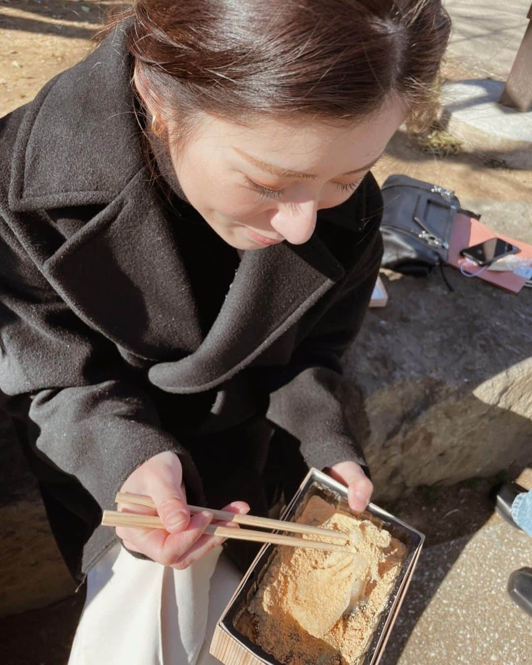 神崎裕女のインスタグラム：「お餅🤍  #浅草 #浅草食べ歩き #お餅 #和菓子 #グルメ #東京 #浅草寺 #おでかけ #公園 #餅」