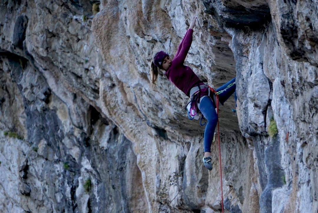 レベッカ・ストッツのインスタグラム：「Bella Italia 🇮🇹 @baechlibergsport @blackdiamond @scarpaspa   #climbingislife #climblife #climbing #finale #climb #lifestyle #outdoor #outdoorphotography #sun #oltrefinale #axolotl」