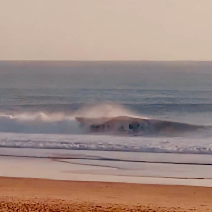 のインスタグラム：「My very first wave ever at Supertubos 🙈🥰 powering through the jet lag this evening!! So over the moon to be here in Portugal 🌙 thank you for the wildcard @wsl ♥️ #surflinereplay」