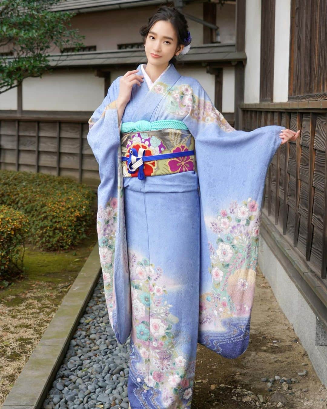太田麻美のインスタグラム：「おはよう🌞 お仕事で名古屋へ行ってきます👘  #portrait #portraitpage #photo  #振袖 #晴れ着 #ヘアアレンジ #和装」