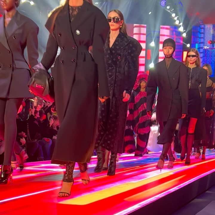 ニーナ・ガルシアのインスタグラム：「@dolcegabbana’s fashion meta verse 💜🧡」