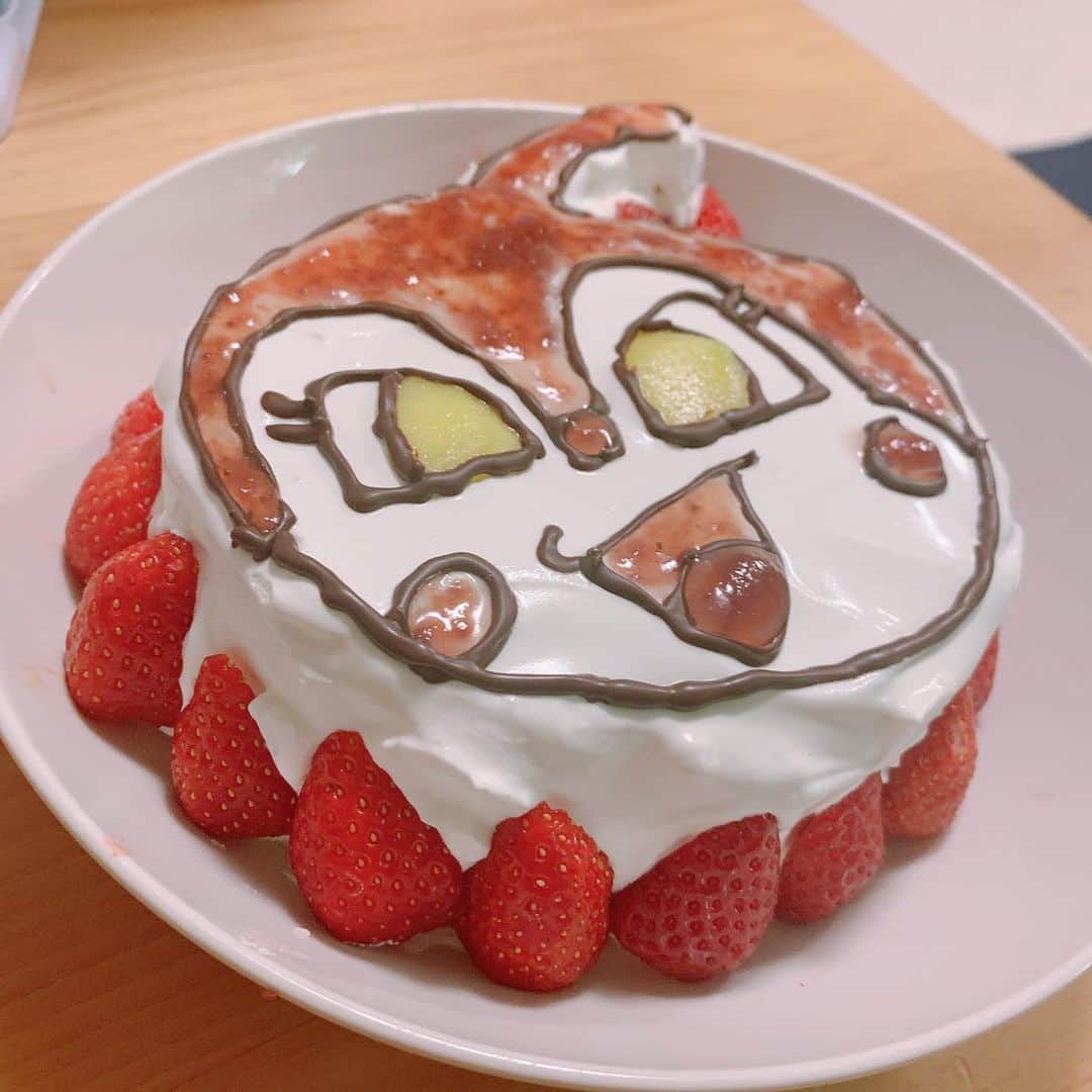 横澤夏子さんのインスタグラム写真 - (横澤夏子Instagram)「#はじめてドキンちゃんのケーキ作ってみたのよー！ #ドキンちゃんのケーキが食べたいって #娘が言ってたから準備してたのに #前日にぽぽちゃんのケーキが食べたいって #言い出して焦ったのよー！ #うふ！  私がやってるママイベントのアカウントもフォローしてくだされ〜！ @mamam_orakushiyo  今度インスタライブするのよー！今度っていつー！」2月27日 9時03分 - yokosawa_natsuko