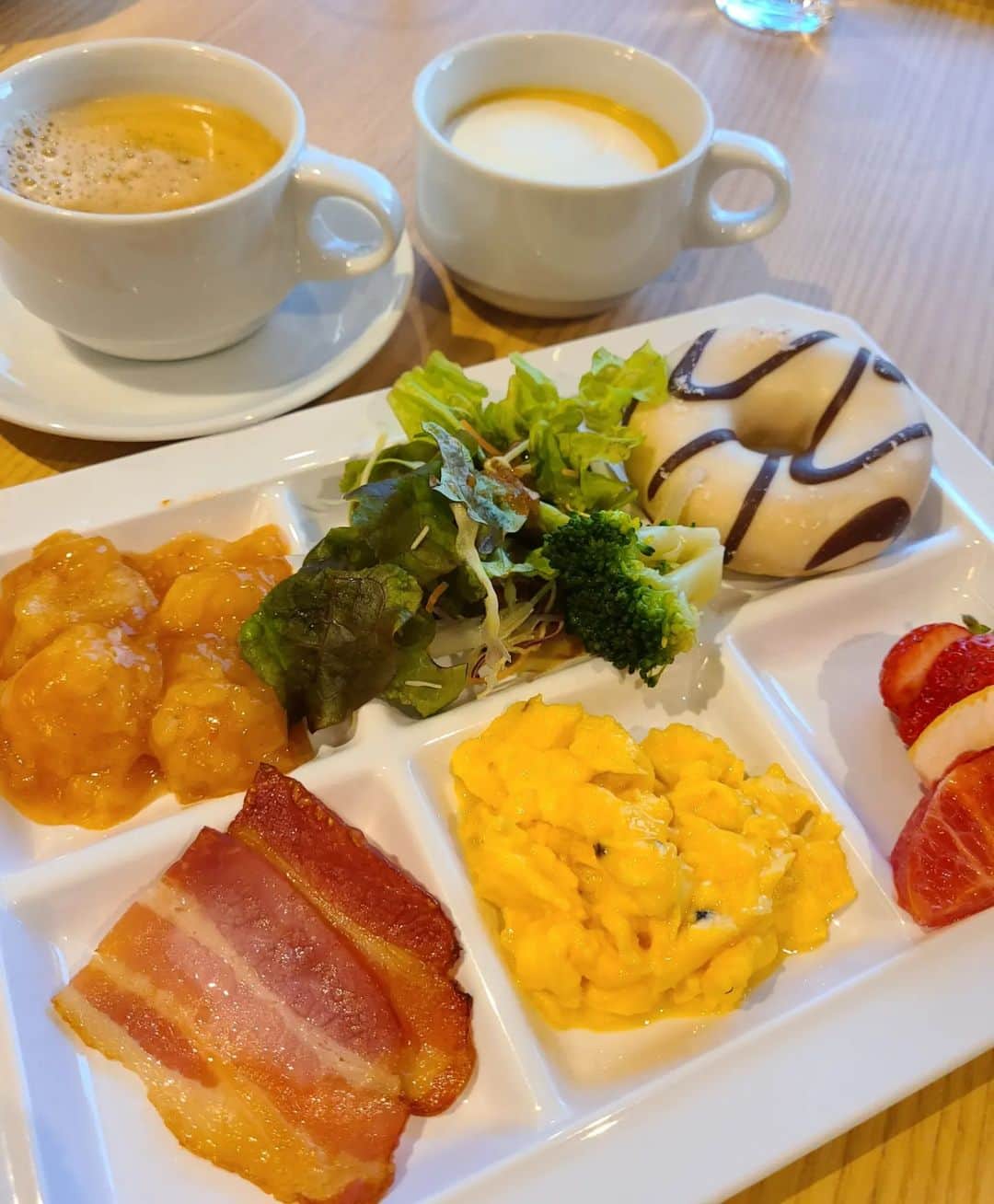 今堀恵理さんのインスタグラム写真 - (今堀恵理Instagram)「さきしまコスモタワーホテルの朝食  @sakishima_cosmotower_hotel   ロケーションが良い17階のレストランで食べます  ビュッフェスタイル😍 和洋どちらも食べれます  一緒に宿泊してた いづみちゃん　@izumi.hakamata  てるちゃん　@love_miyuka  もプリンとドーナツ食べてた😆  #ホテルの朝食 #朝食ビュッフェ  #さきしまコスモタワーホテル」2月27日 9時29分 - eriimahori