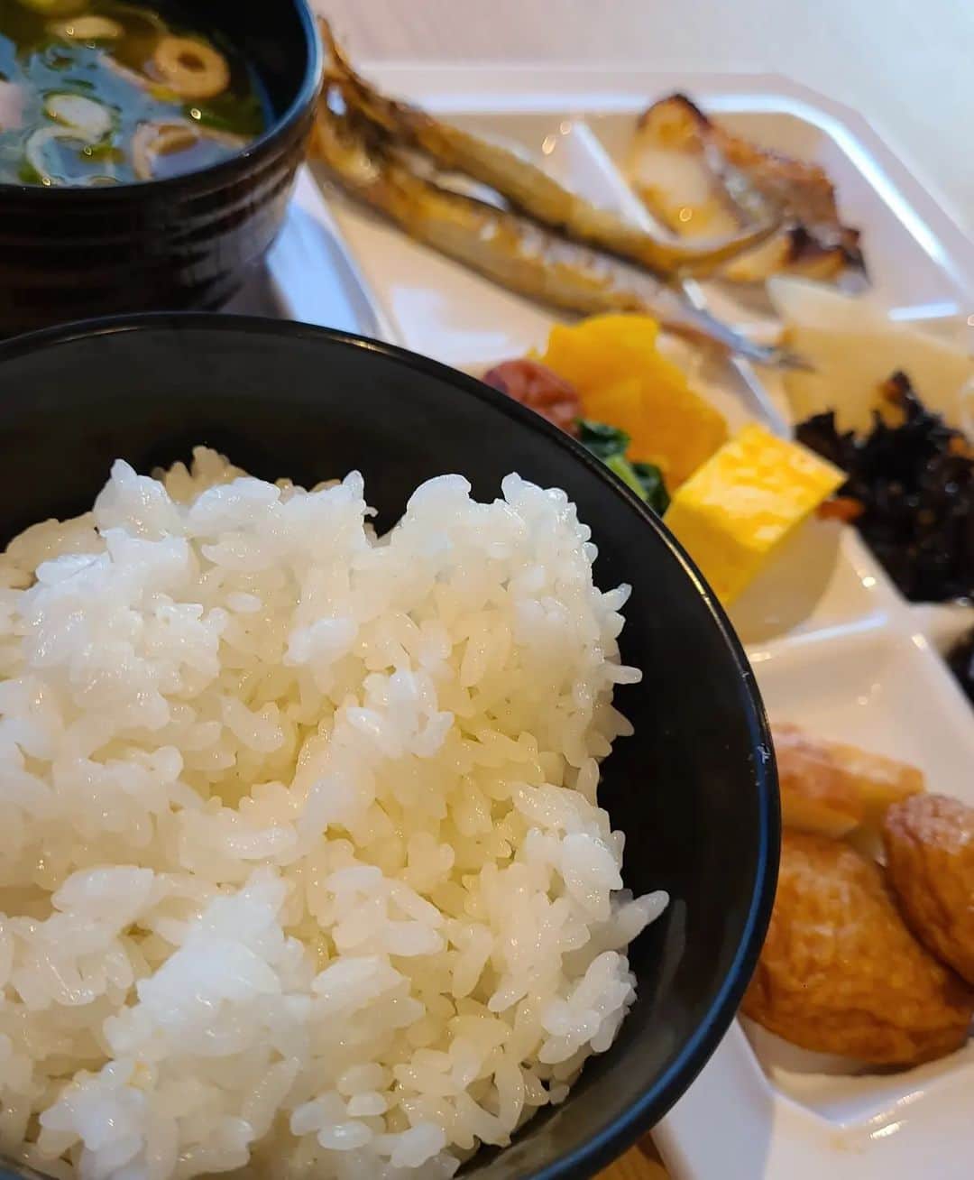 今堀恵理さんのインスタグラム写真 - (今堀恵理Instagram)「さきしまコスモタワーホテルの朝食  @sakishima_cosmotower_hotel   ロケーションが良い17階のレストランで食べます  ビュッフェスタイル😍 和洋どちらも食べれます  一緒に宿泊してた いづみちゃん　@izumi.hakamata  てるちゃん　@love_miyuka  もプリンとドーナツ食べてた😆  #ホテルの朝食 #朝食ビュッフェ  #さきしまコスモタワーホテル」2月27日 9時29分 - eriimahori