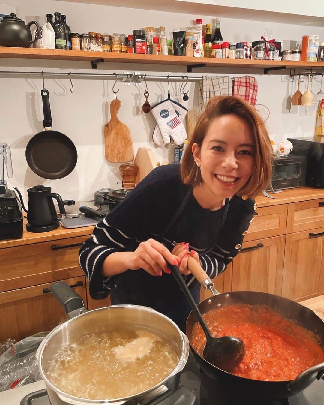 鮎河ナオミのインスタグラム：「楽しいナオちゃんクッキング🙌 ふーふーふーふー❣️  昨晩は！ 牡蠣と牛蒡のグラタン ルッコラのサラダ🥗 ドンチッチョのレシピ、レモン🍋のトマトクリームパスタ🍝  レモンの酸味でいくらでも食べれちゃいます！  バターは栄養価の高いグラスフェッドバターを使ってます。  みんな集まれー❣️  #ナオちゃんクッキング」